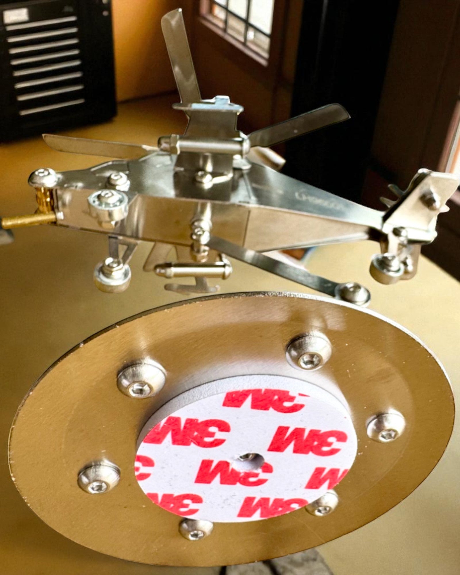 Metallmodell Helikopter "SkyRider" – Justerbart Skrivbordsställ med personlig gravyr som present