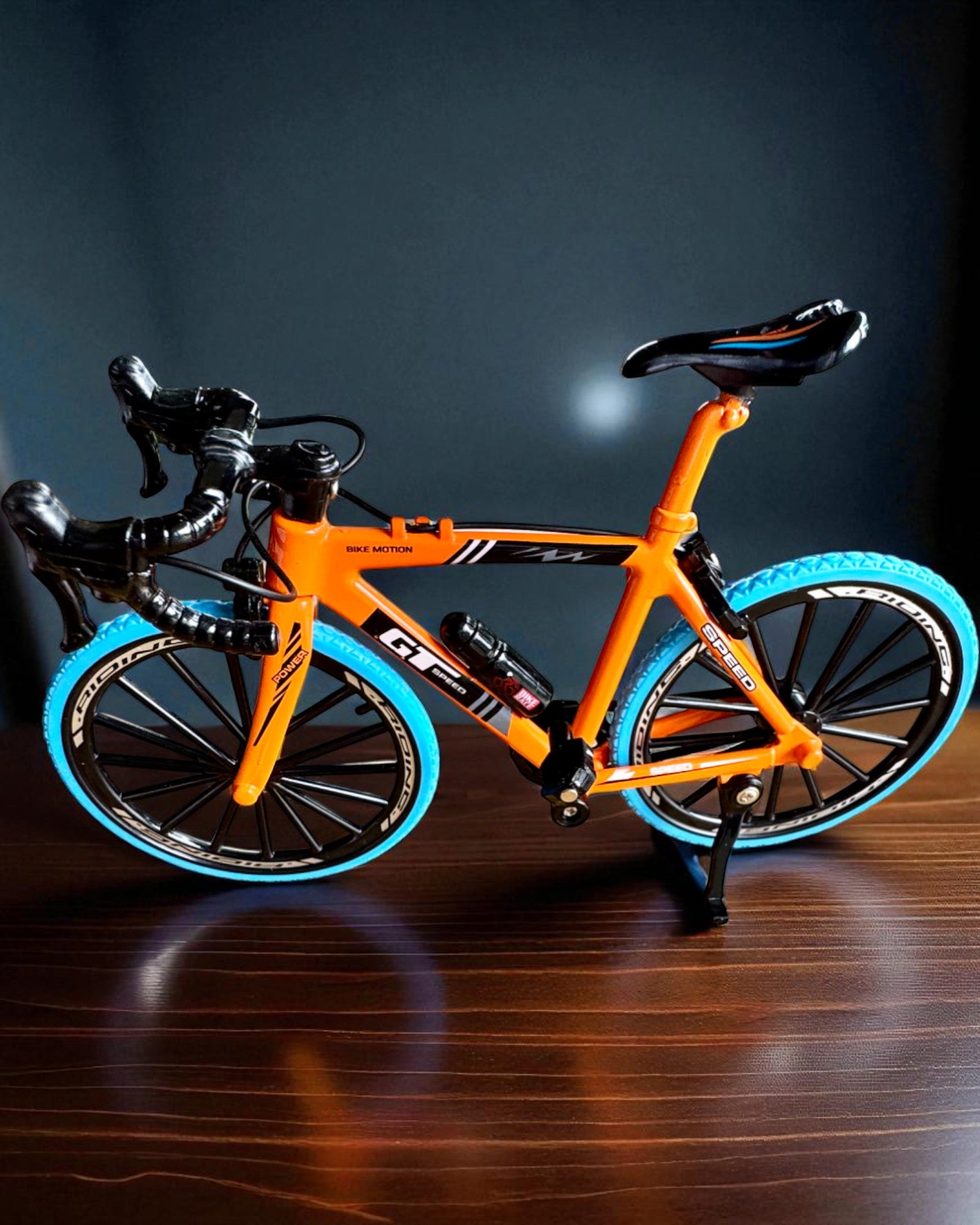 Miniatyrmodell i metall av samlarcykel "Speed Rider 1.2" – personalisering med gravyr som present, 2 färgvarianter
