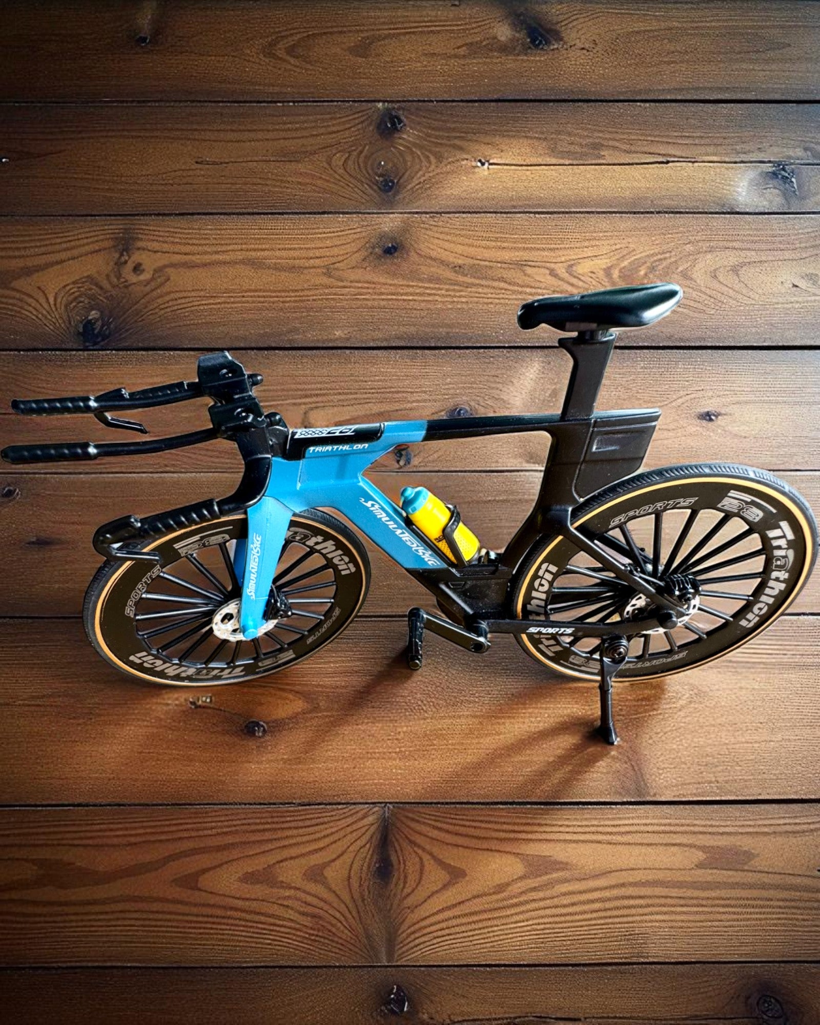 Miniatyrmodell av triathloncykel "SpeedStorm 1.2" personalisering med gravyr som present