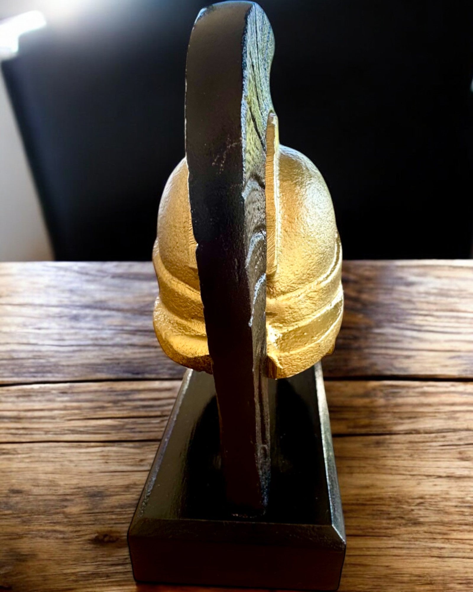 Spartanhjälm Premium – handgjord dekorativ skulptur, möjlighet till gravyranpassning som present