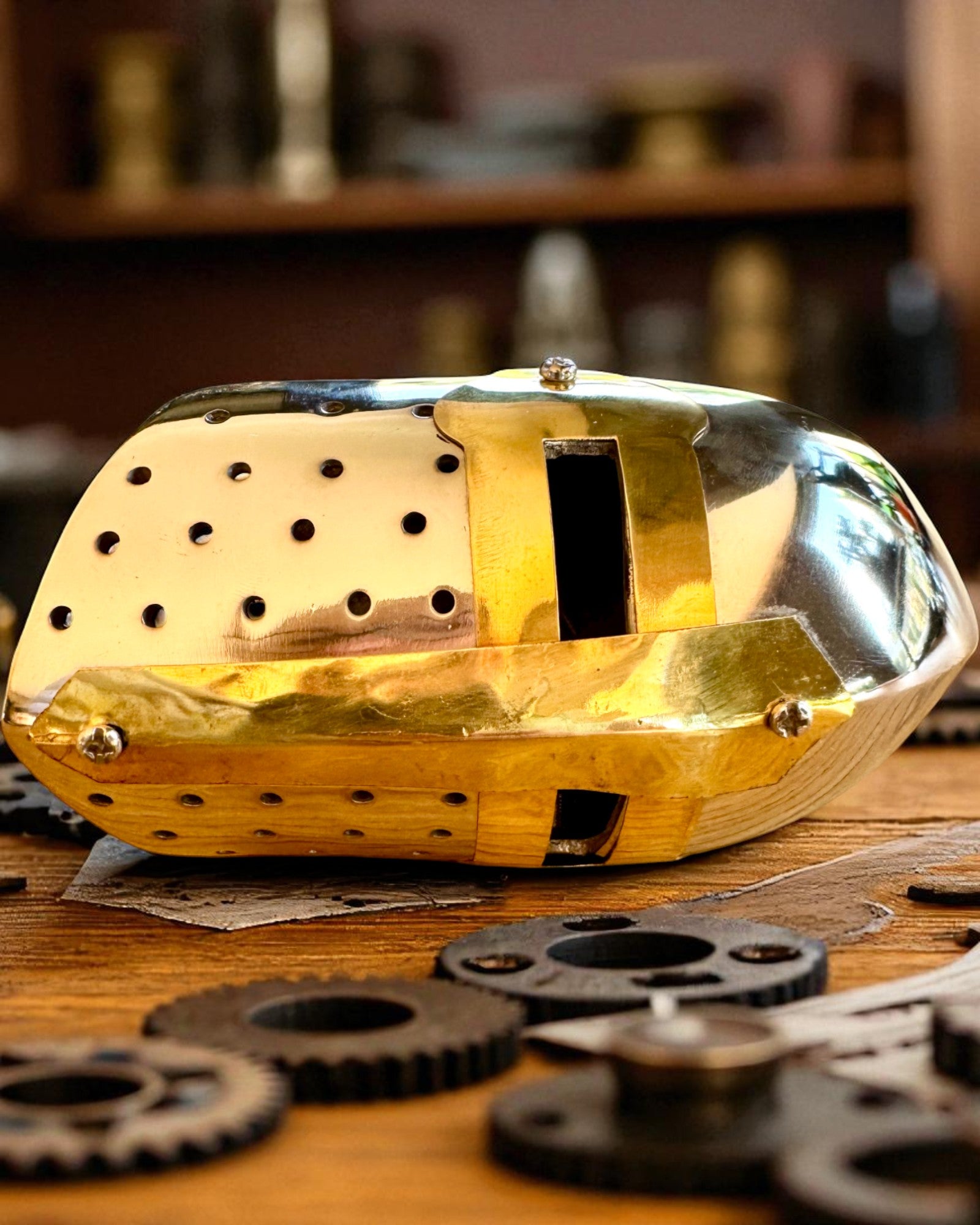 Minihjälm Riddare „Guardian” i mässing – handgjord, 12 cm, möjlighet till anpassning med gravyr som present