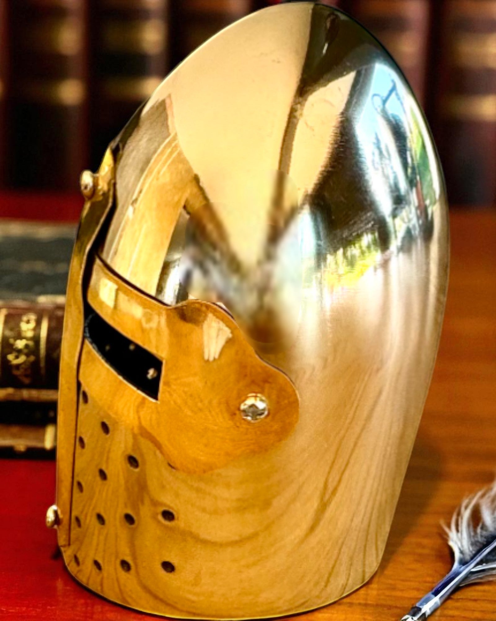 Minihjälm Riddare „Guardian” i mässing – handgjord, 12 cm, möjlighet till anpassning med gravyr som present