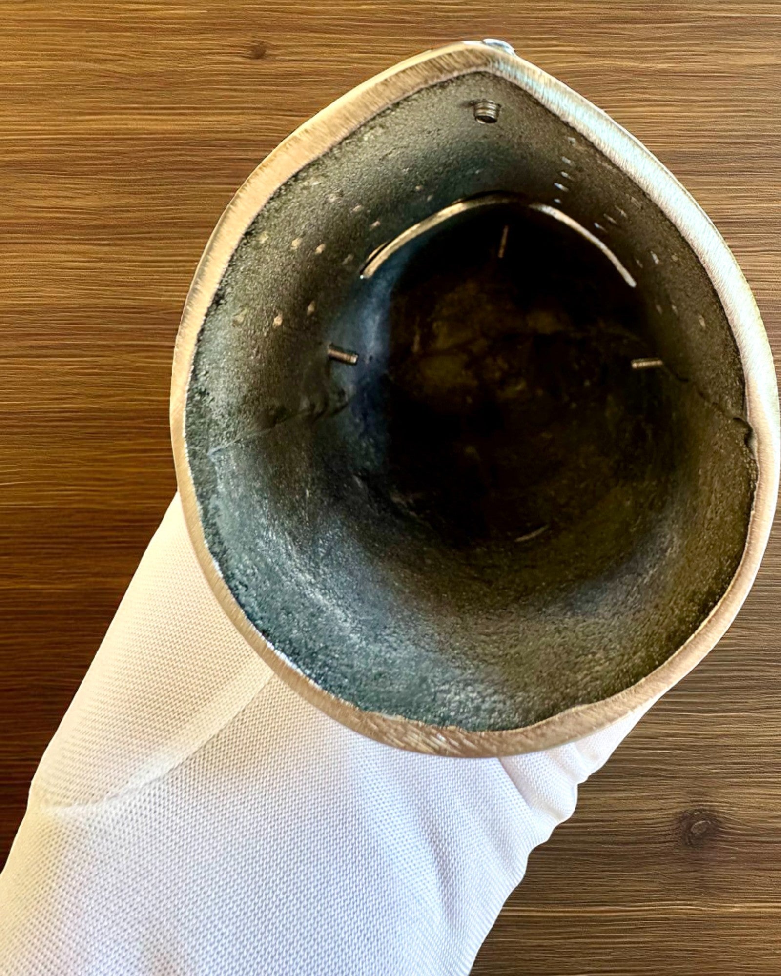 Minihjälm Riddare „Guardian” i mässing – handgjord, 12 cm, möjlighet till anpassning med gravyr som present