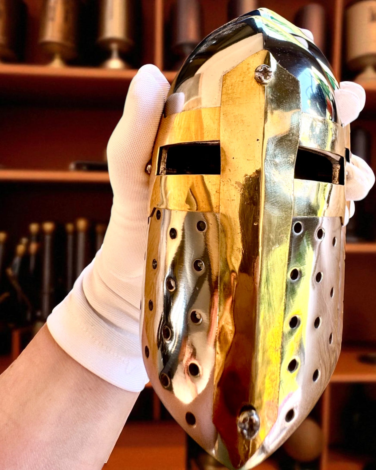 Minihjälm Riddare „Guardian” i mässing – handgjord, 12 cm, möjlighet till anpassning med gravyr som present