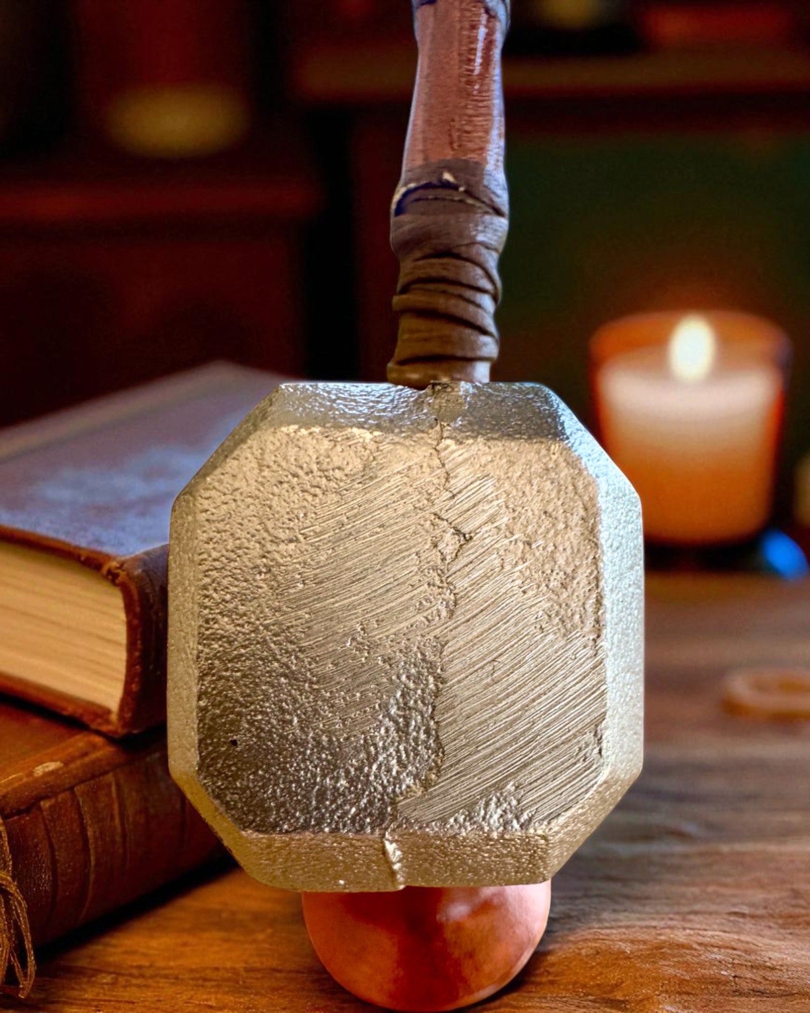 Storm Relic – dekorativ hammare med bas, 26 cm, handgjord, möjlighet till anpassning med gravyr som present