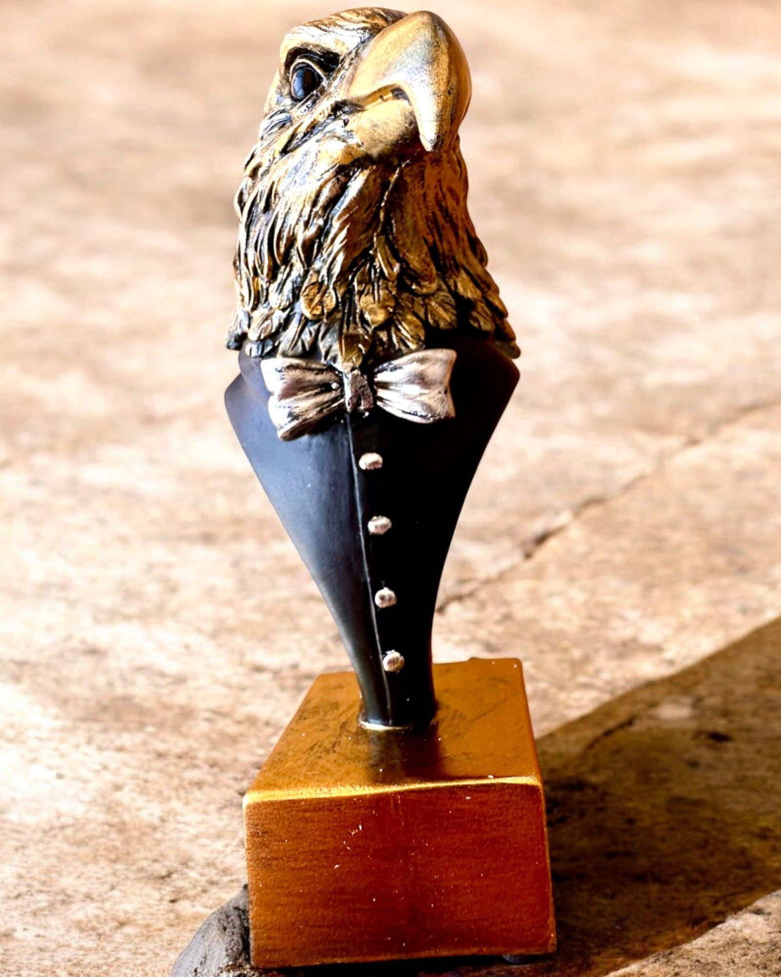 Örnhuvudfigur Büffel Warden – i Elegant Frack med Graveringsalternativ som present