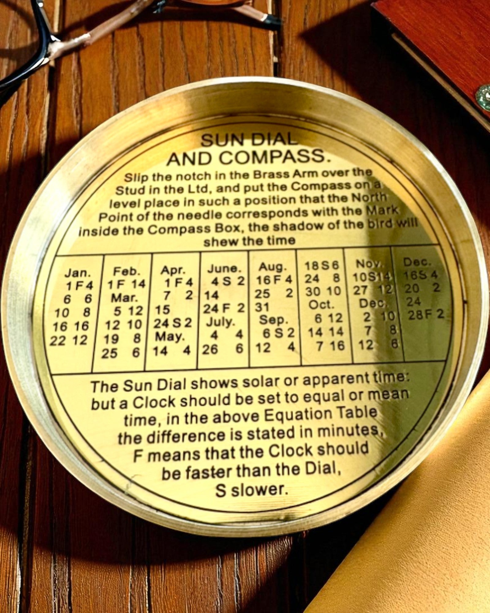 Solkompass Voyager 7cm – mässings solur med kompass, personalisering med gravyr som present