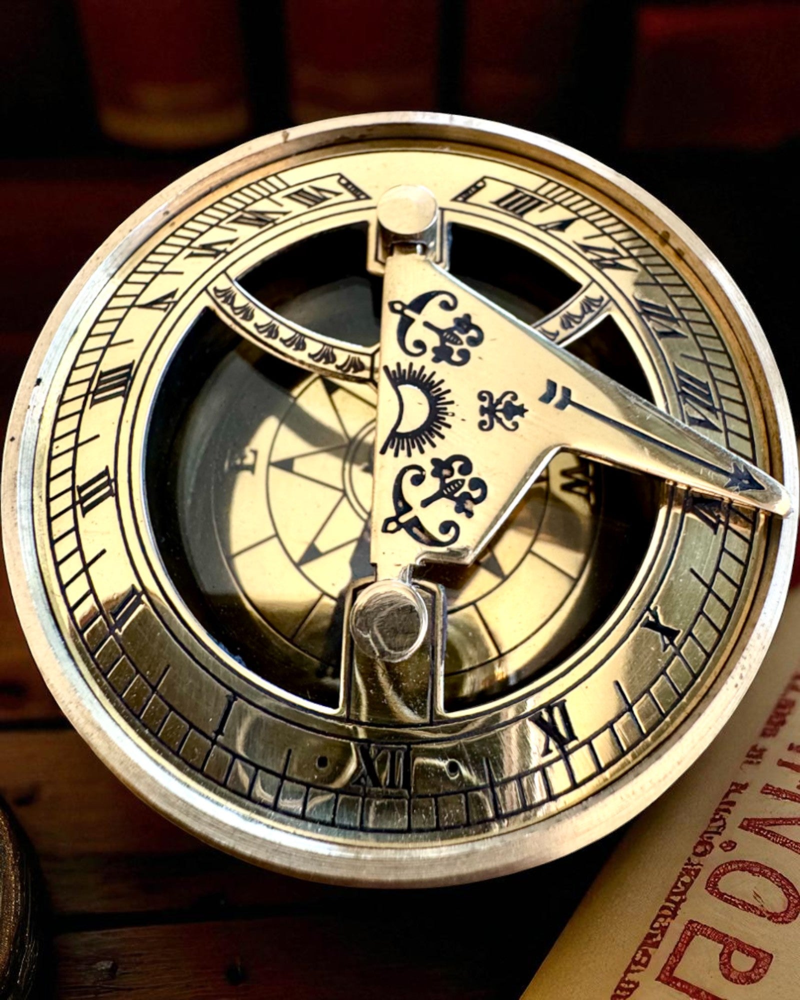 Solkompass Voyager 7cm – mässings solur med kompass, personalisering med gravyr som present