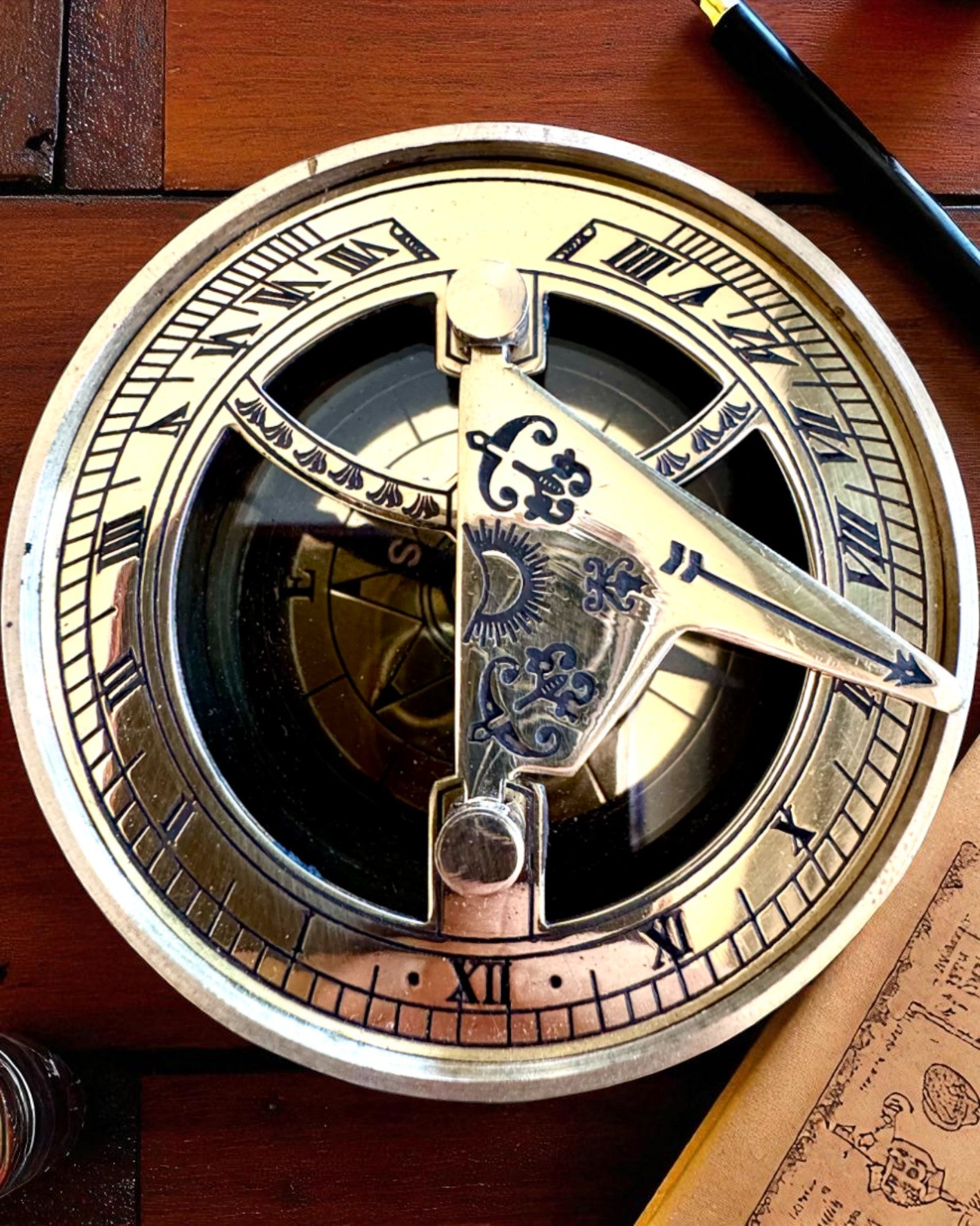 Solkompass Voyager 7cm – mässings solur med kompass, personalisering med gravyr som present