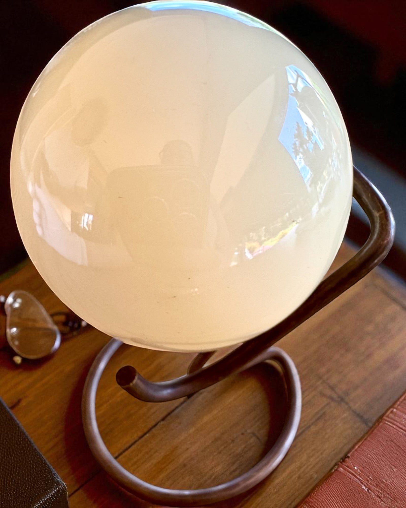 Biljardboll på mässingsstativ, möjlighet till personlig gravyr som present