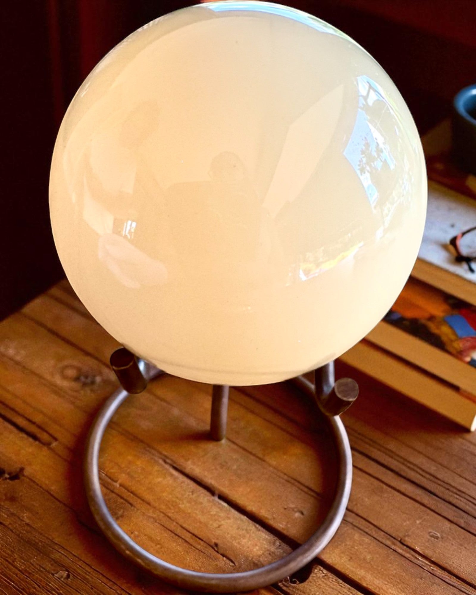 Biljardboll på mässingsstativ, möjlighet till personlig gravyr som present