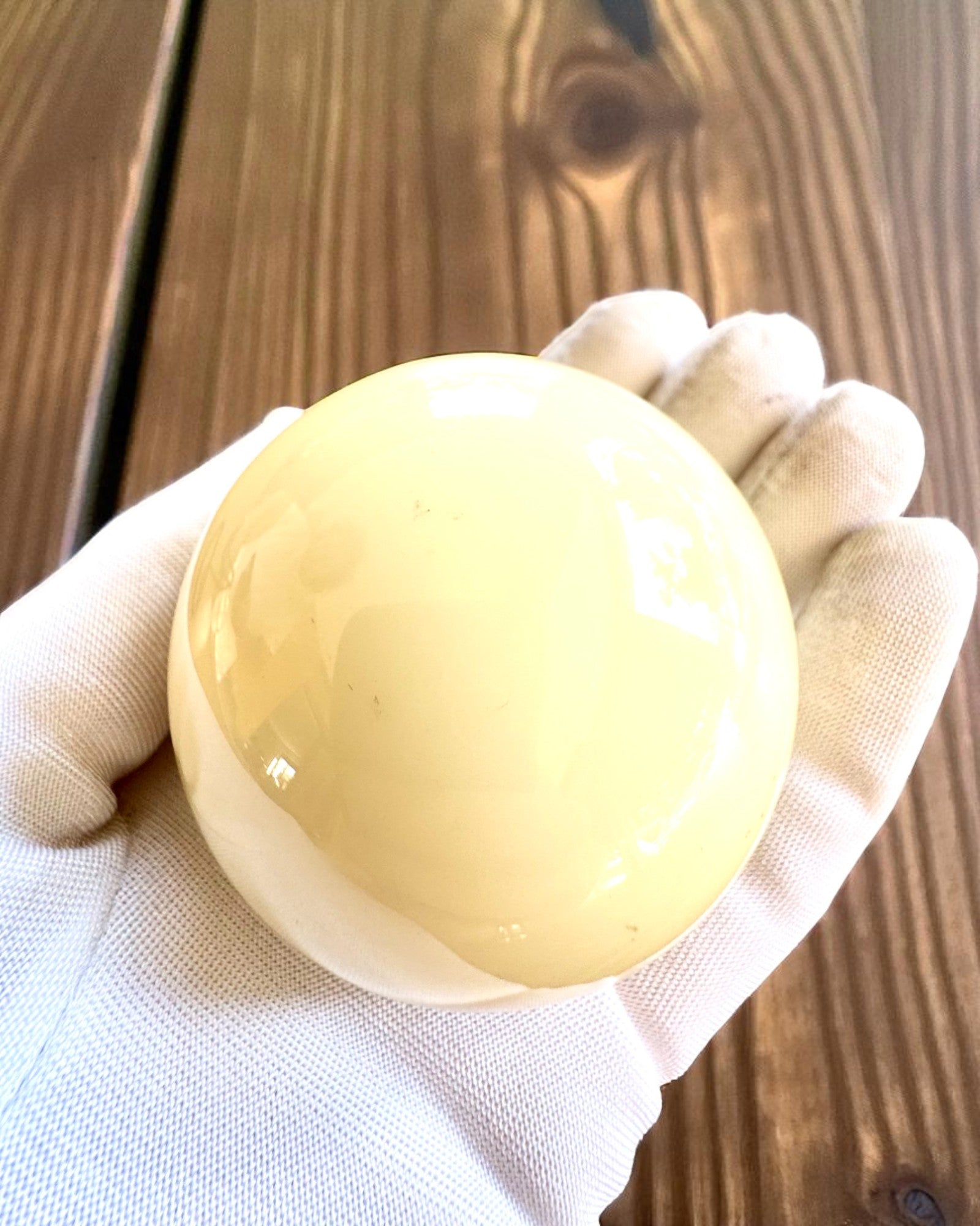 Biljardboll på mässingsstativ, möjlighet till personlig gravyr som present