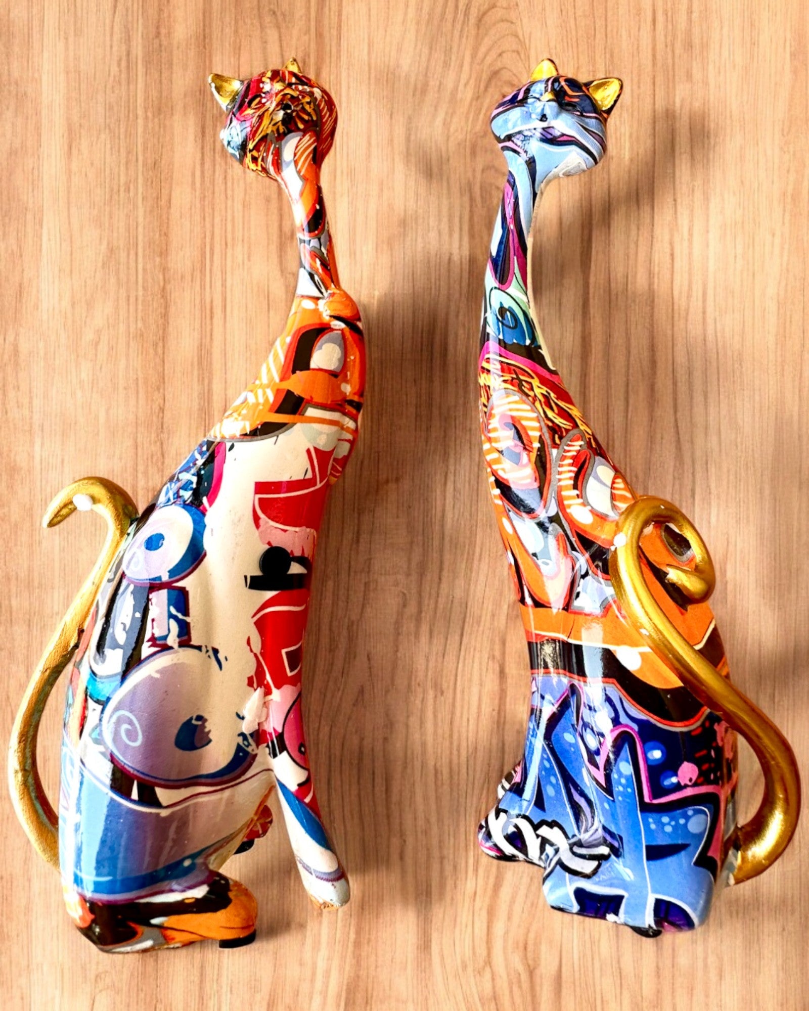 Abstrakta Kattfigurer "ArtCats", Handmålade, Harts – 25 cm, 2 st.