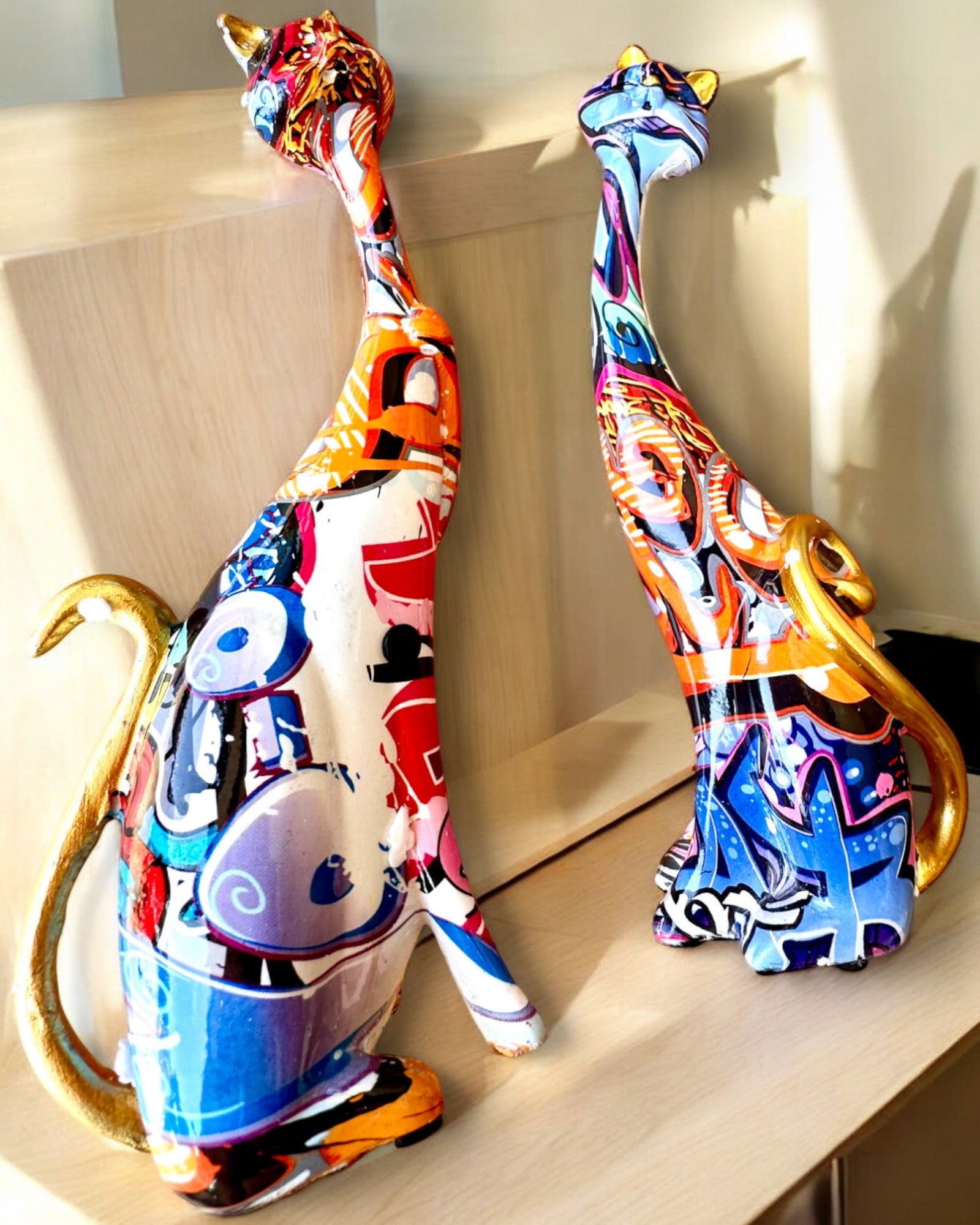 Abstrakta Kattfigurer "ArtCats", Handmålade, Harts – 25 cm, 2 st.