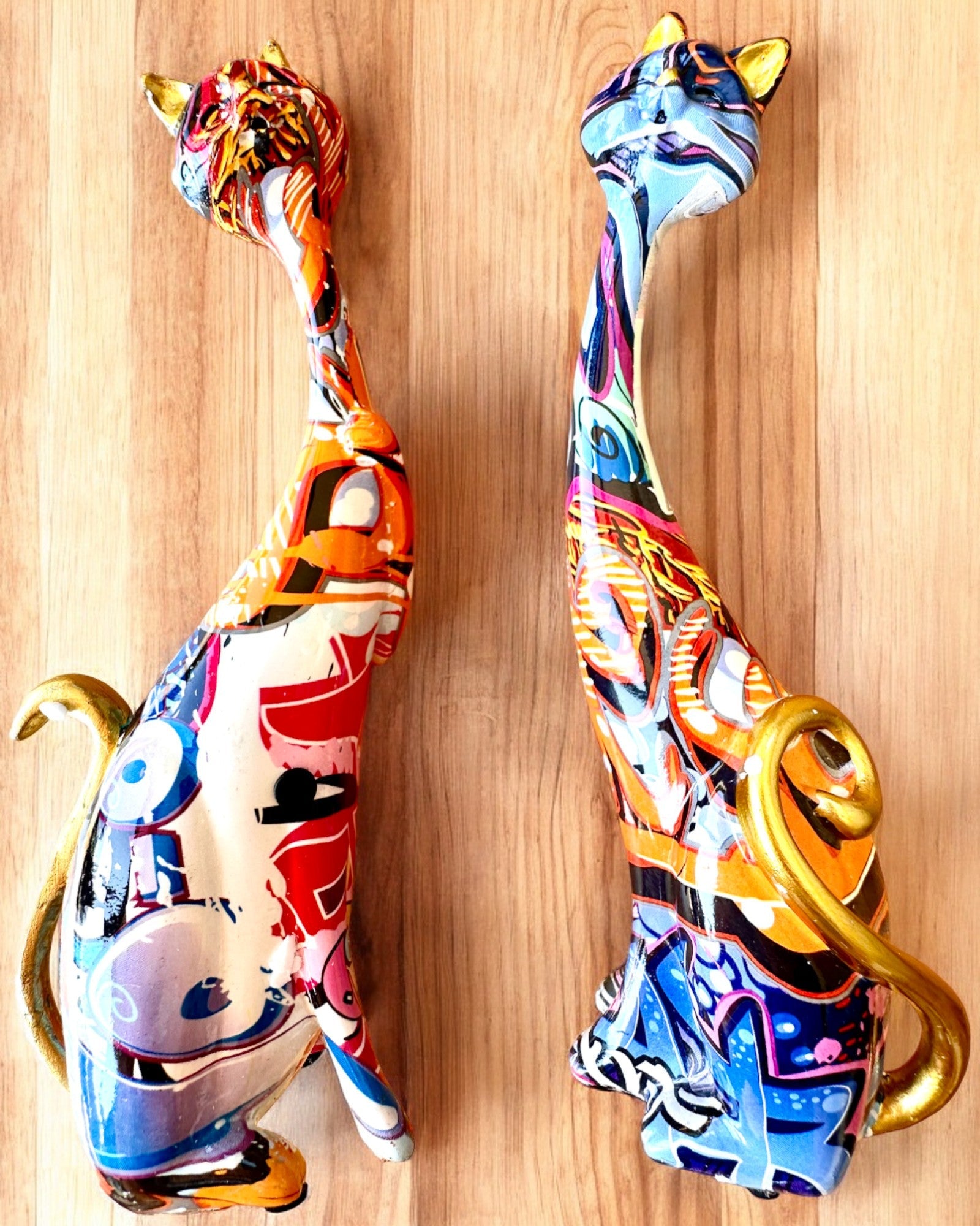 Abstrakta Kattfigurer "ArtCats", Handmålade, Harts – 25 cm, 2 st.