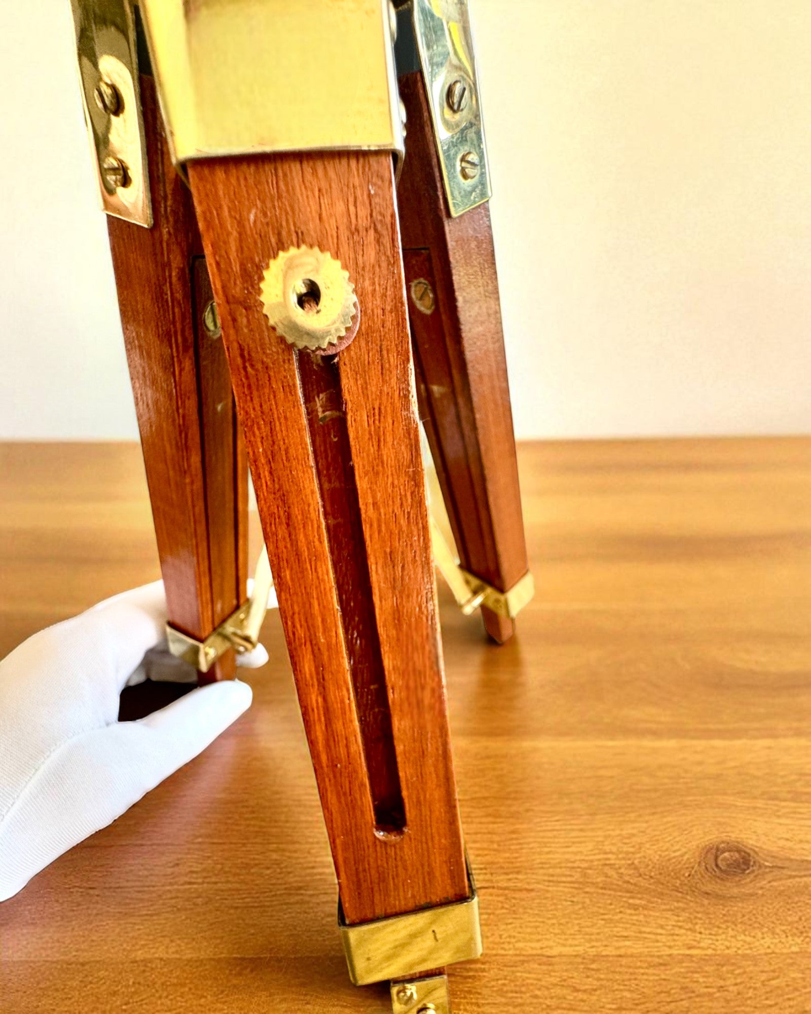 Himlakroppslampa på Träställ 41 cm, möjlighet till personlig gravyr som present