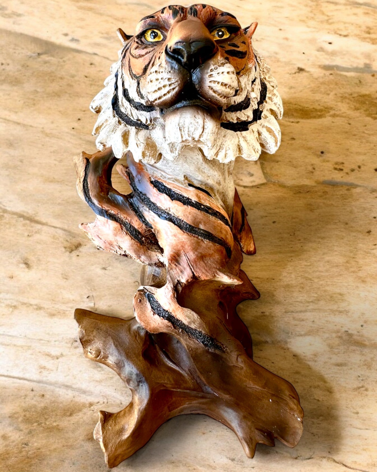 Statuett "Tiger Djungelns Kung" med Graveringsalternativ, figur 29 cm hög, dekoration som present