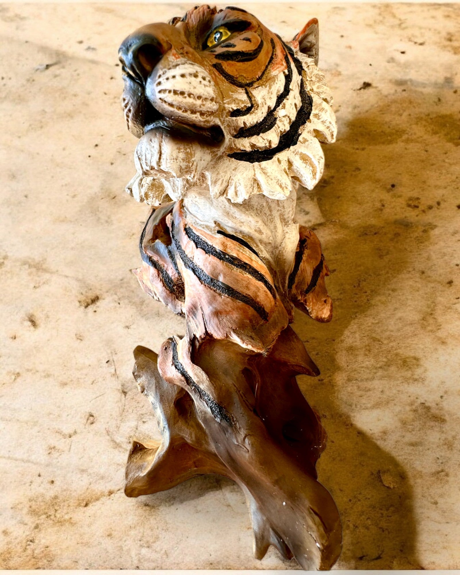 Statuett "Tiger Djungelns Kung" med Graveringsalternativ, figur 29 cm hög, dekoration som present