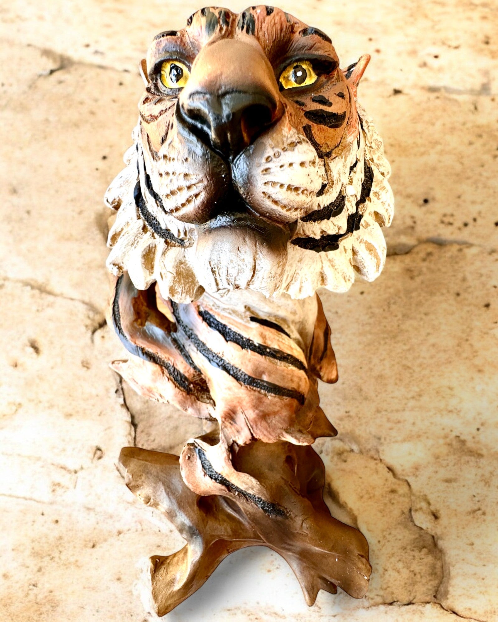 Statuett "Tiger Djungelns Kung" med Graveringsalternativ, figur 29 cm hög, dekoration som present