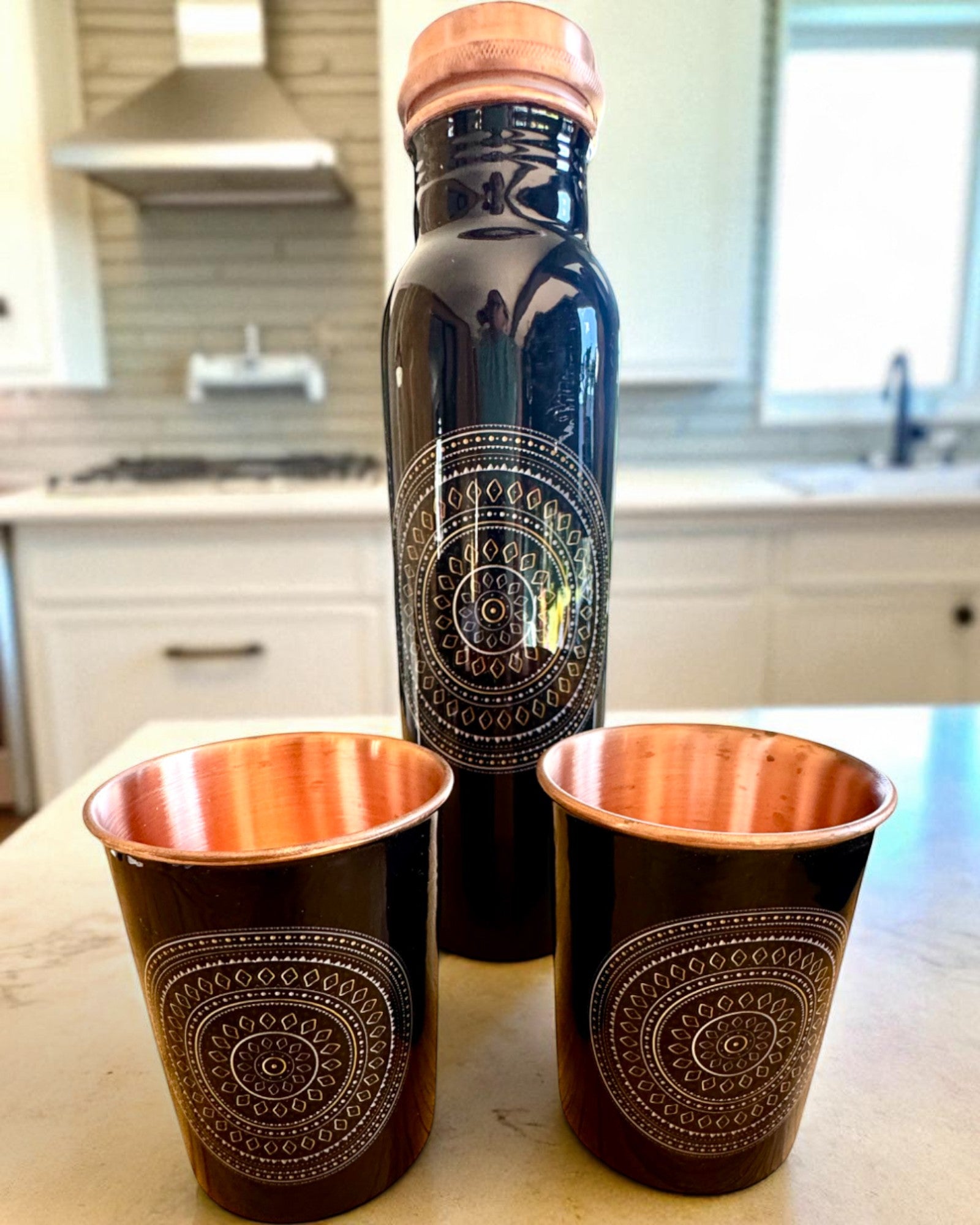 Kopparset Mandala – Flaska 1L + 2 Muggar i Fodral, möjlighet till personlig gravyr som present