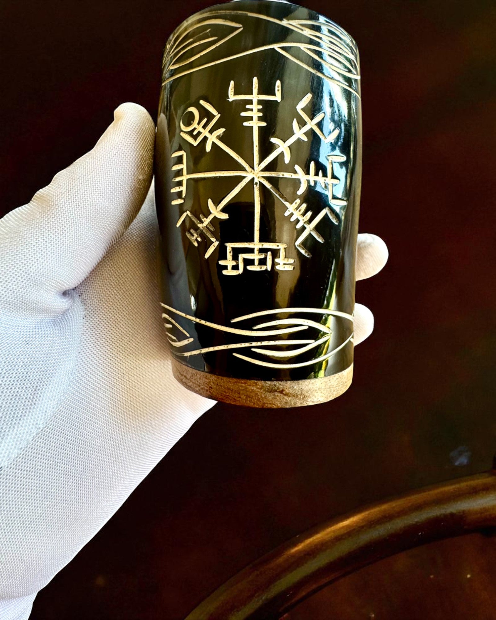 Valknut Handgjord liten bägare av buffelhorn med nordiska symboler, möjlighet till anpassning som present med gravyr