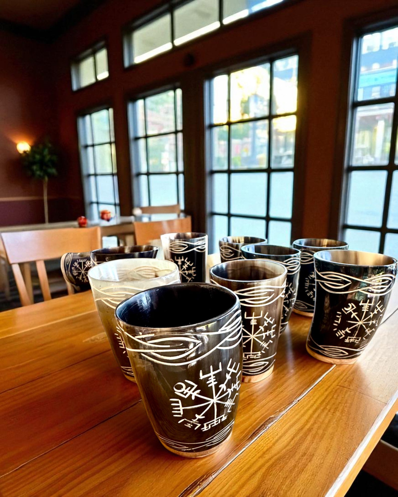 Valknut Handgjord liten bägare av buffelhorn med nordiska symboler, möjlighet till anpassning som present med gravyr