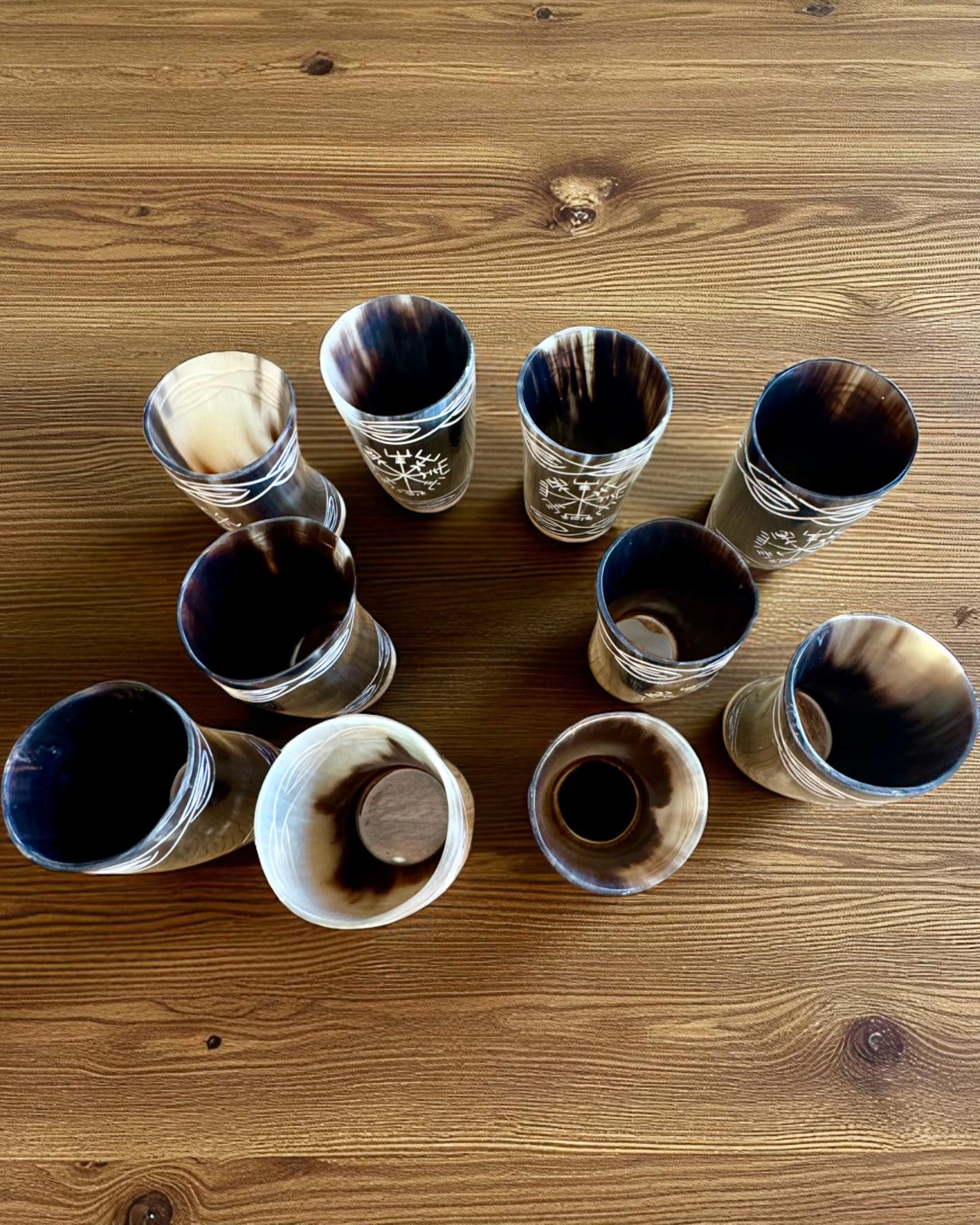 Valknut Handgjord liten bägare av buffelhorn med nordiska symboler, möjlighet till anpassning som present med gravyr