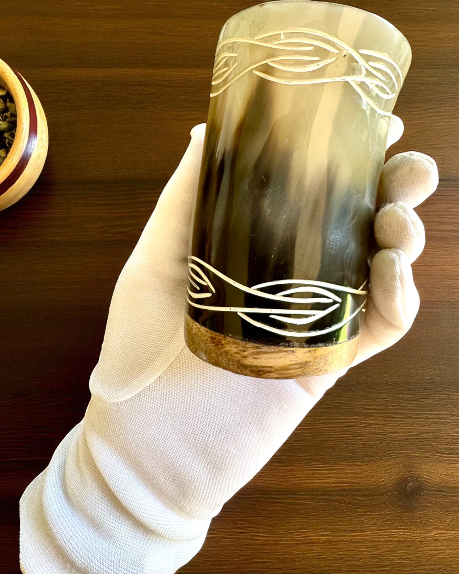 Valknut Handgjord liten bägare av buffelhorn med nordiska symboler, möjlighet till anpassning som present med gravyr