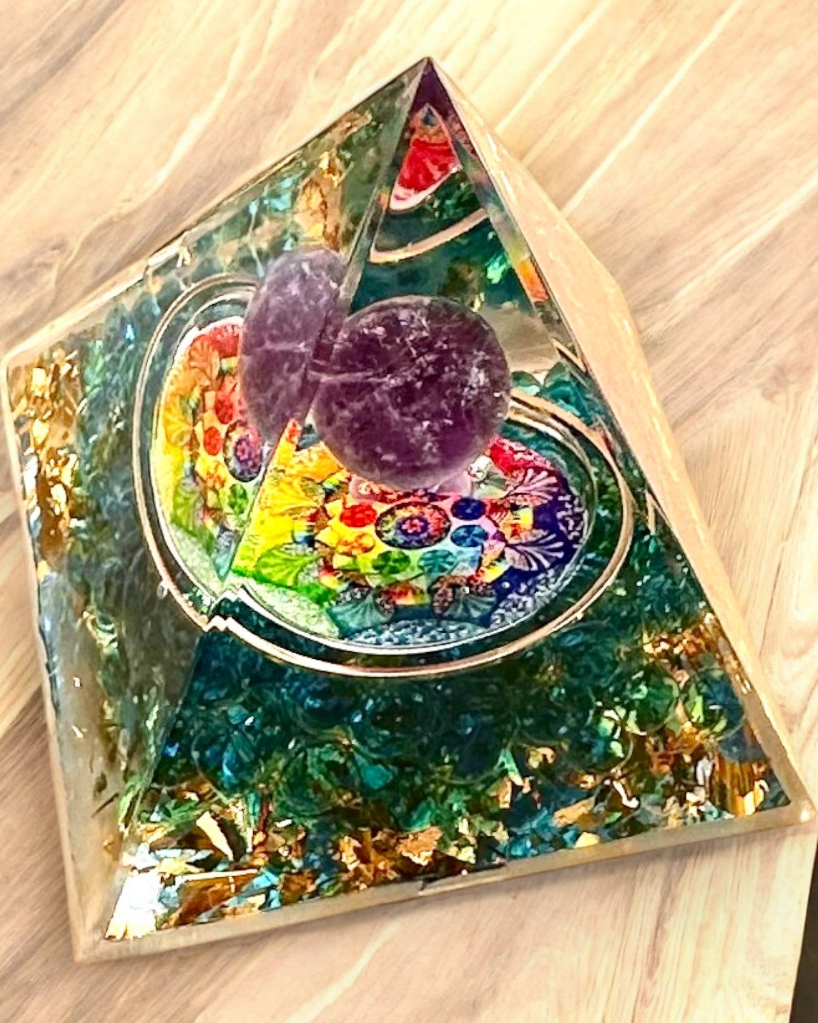 Orgonitisk energipyramid "Mystic Aura"