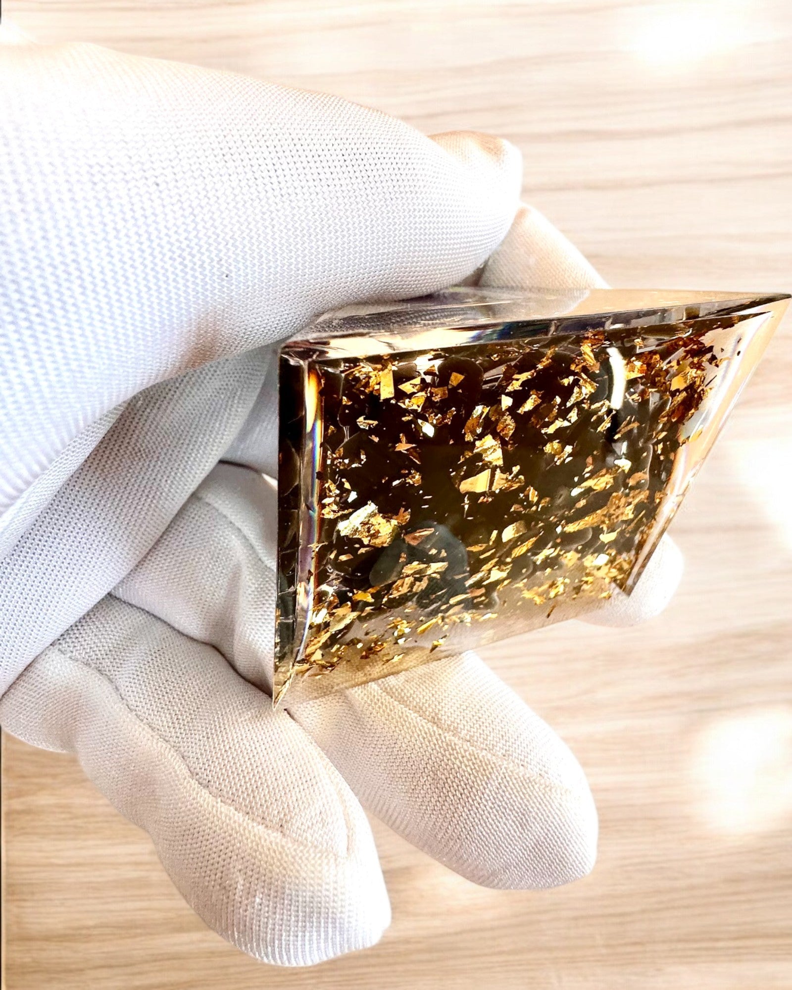 Orgonitisk Energi-pyramid av Kosmisk Energi - Amulett med Ametist och Spån