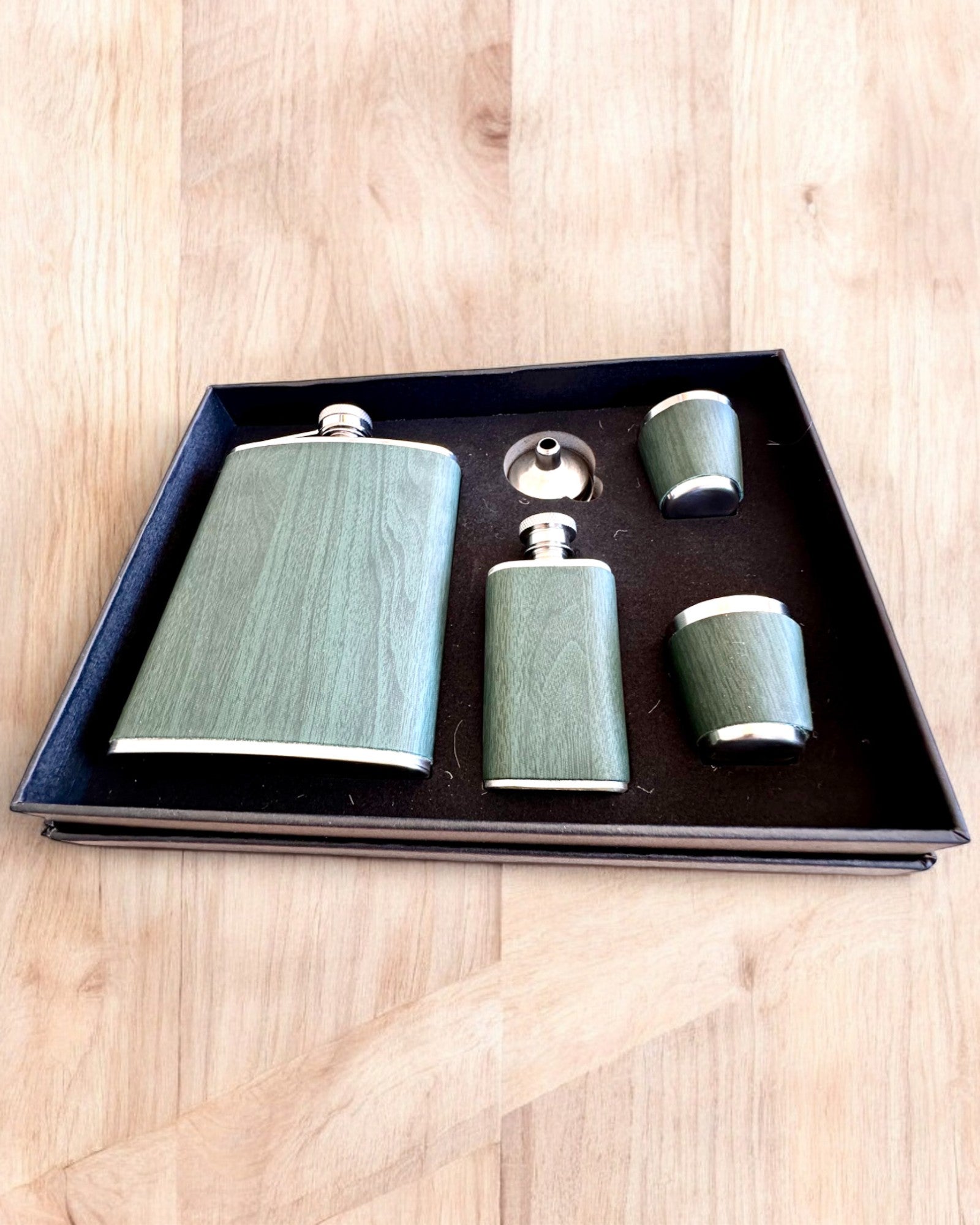 Set med fickpluntor med glas "Forest Spirit", för presentpersonalisation med gravyr