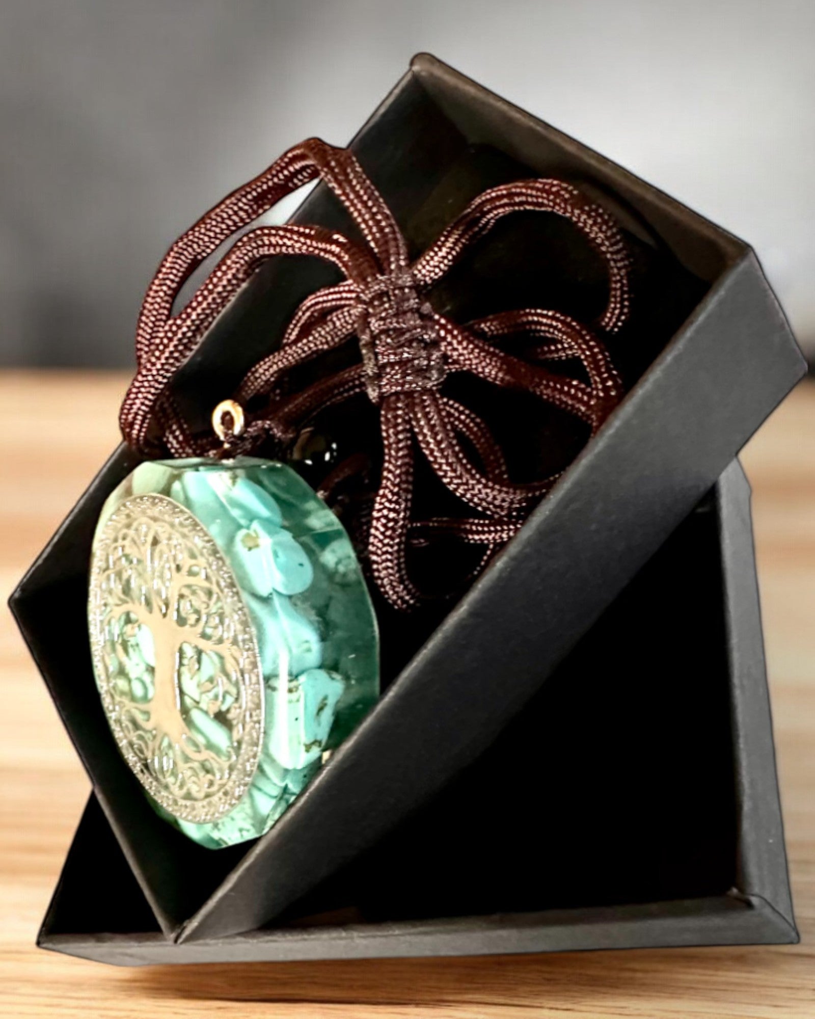 Amulett "Livets Träd" med turkos – Din personliga styrka, halsband som present, personalisering med gravyr