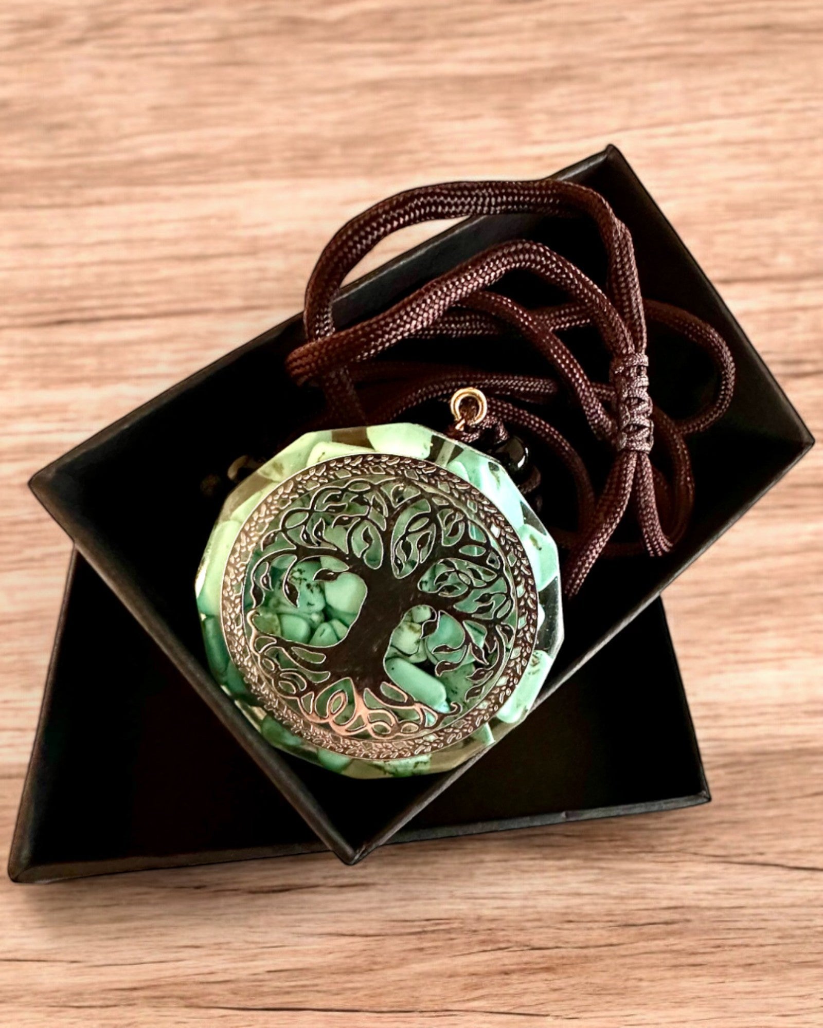 Amulett "Livets Träd" med turkos – Din personliga styrka, halsband som present, personalisering med gravyr