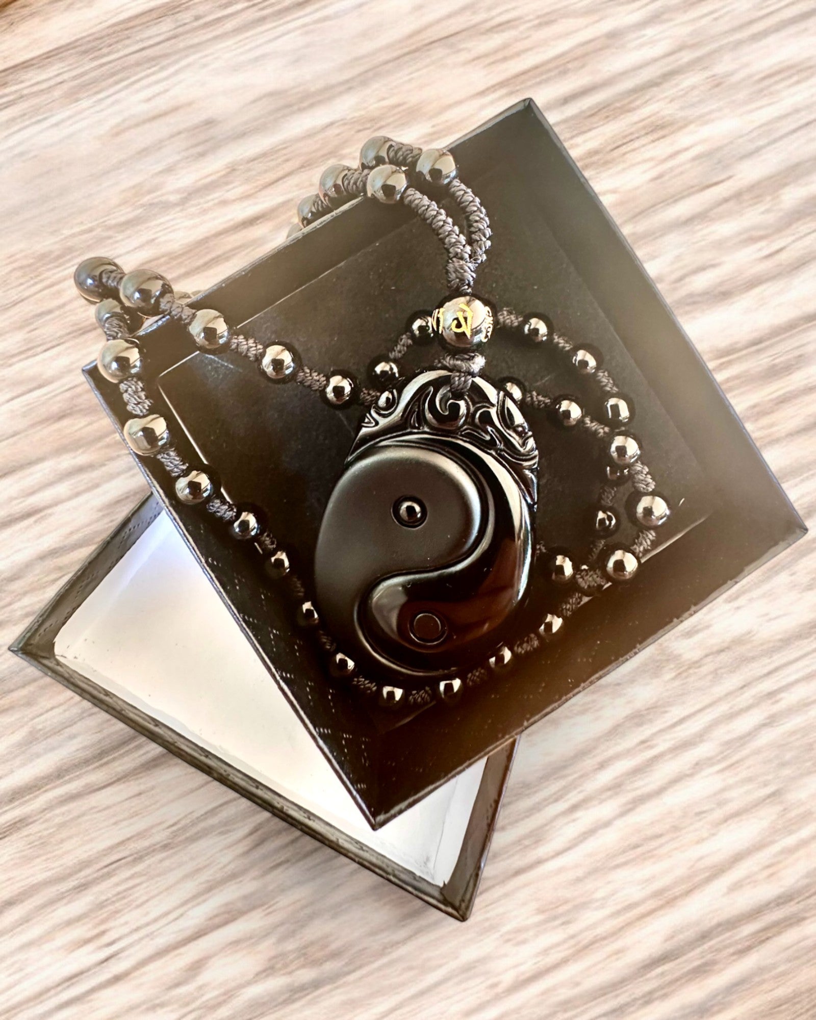 Obsidian Yin Yang Amulett med Gravyr - Harmoni och Skydd, personalisering med gravyr som present