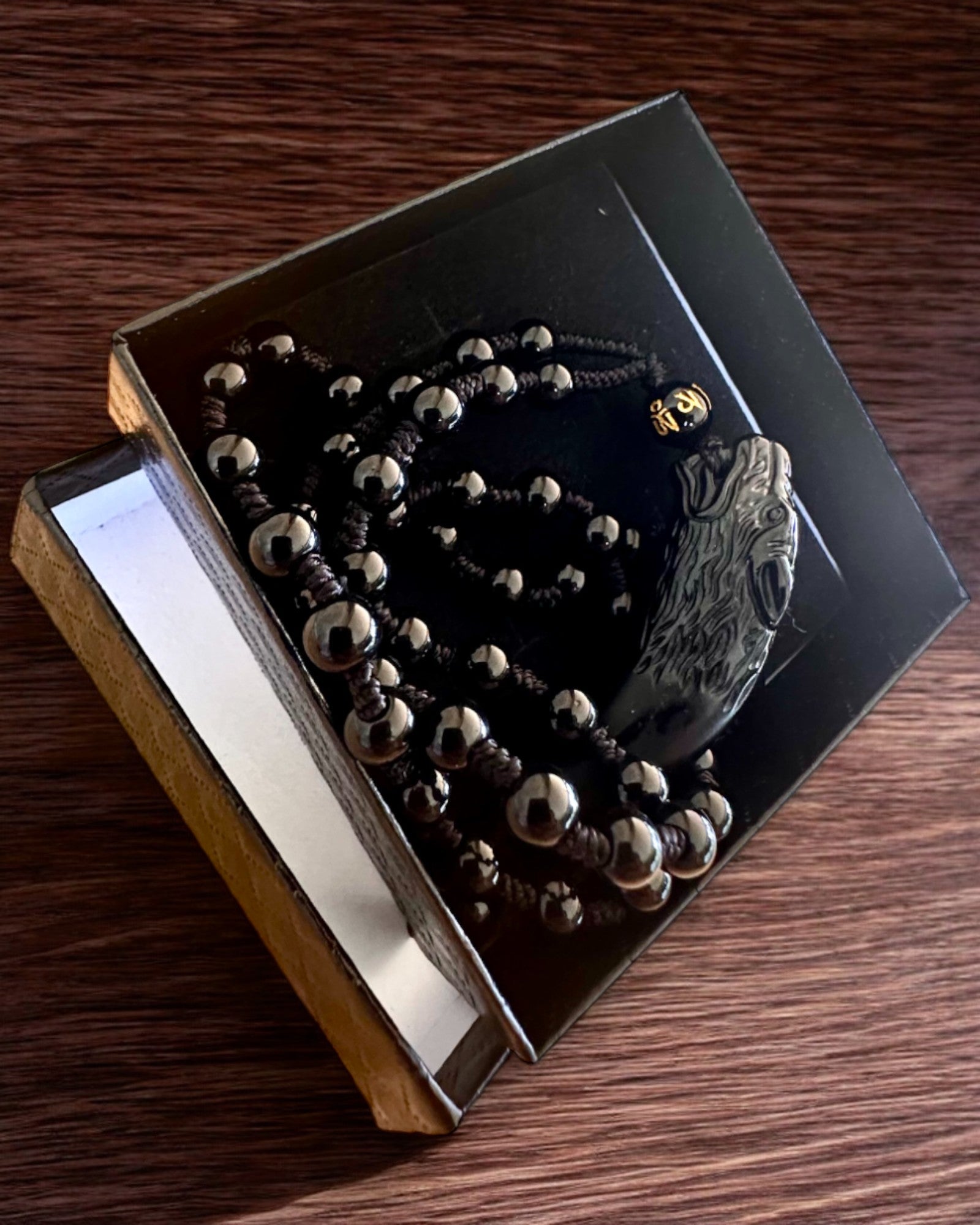 Wilczy Ząb Jadeitowy - Amulett av Styrka och Skydd, möjlighet till personlig gravyr som present