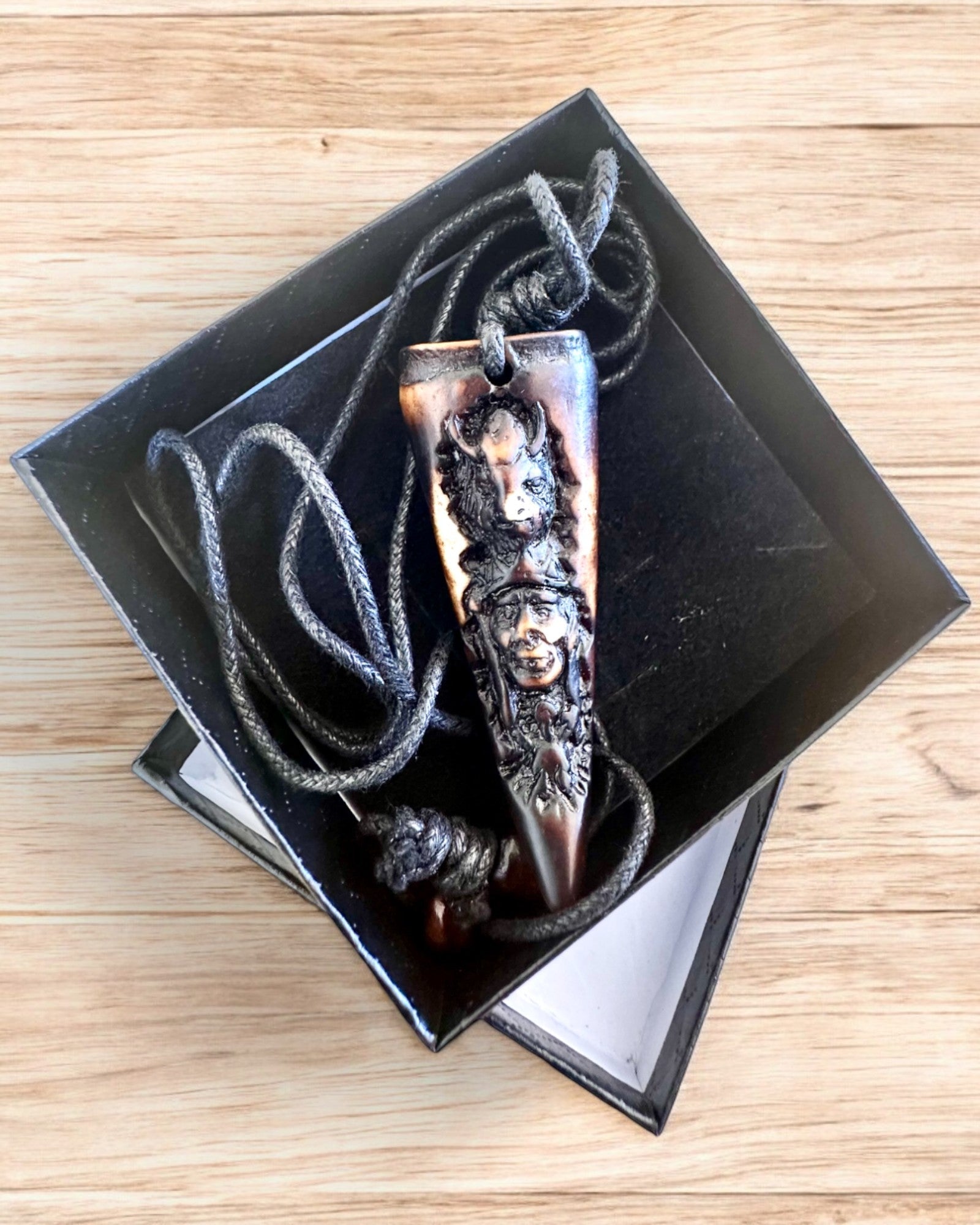 Wilczy Kieł halsband, amulett av harts - Mystisk Naturkraft, möjlighet till personlig gravyr som present