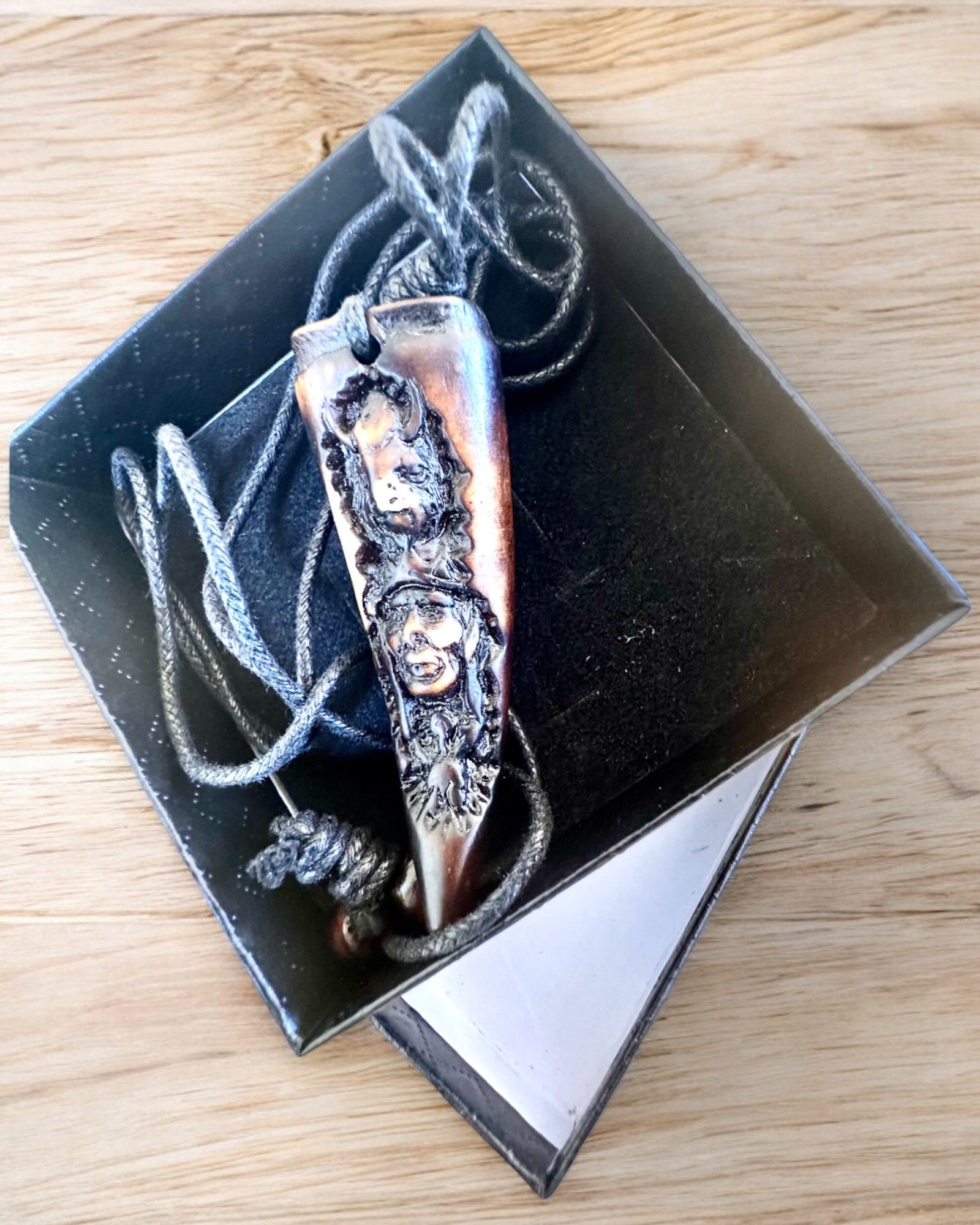 Wilczy Kieł halsband, amulett av harts - Mystisk Naturkraft, möjlighet till personlig gravyr som present