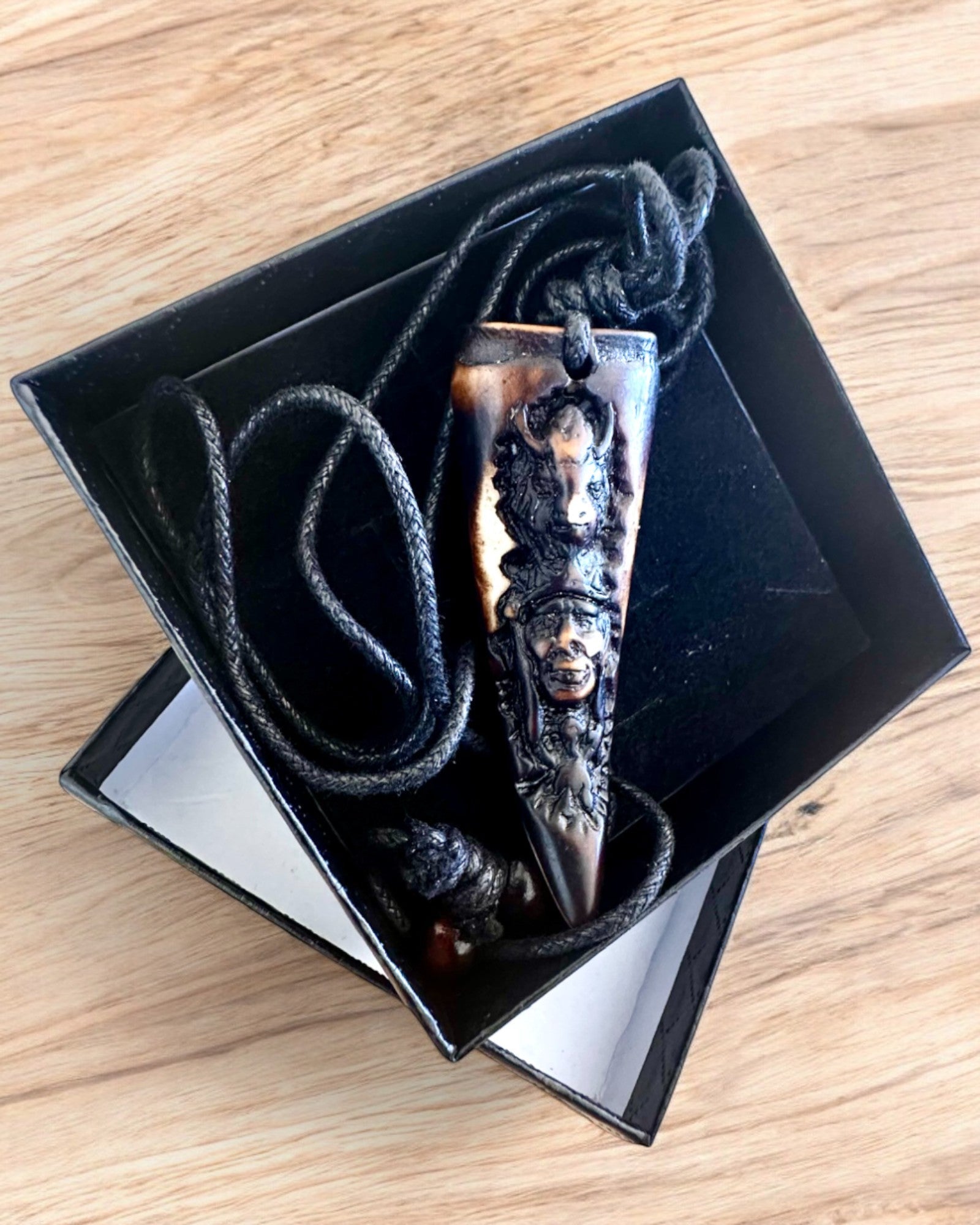 Wilczy Kieł halsband, amulett av harts - Mystisk Naturkraft, möjlighet till personlig gravyr som present