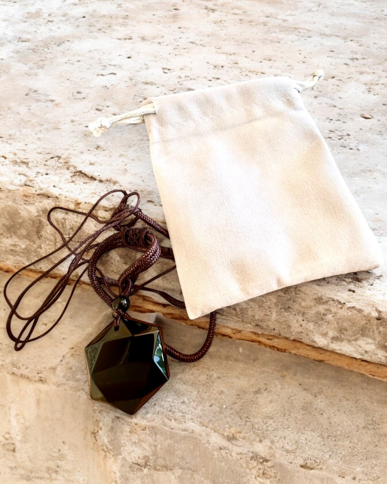 Amulett av svart obsidian "Davidsstjärna", möjlighet till personlig gravyr som present