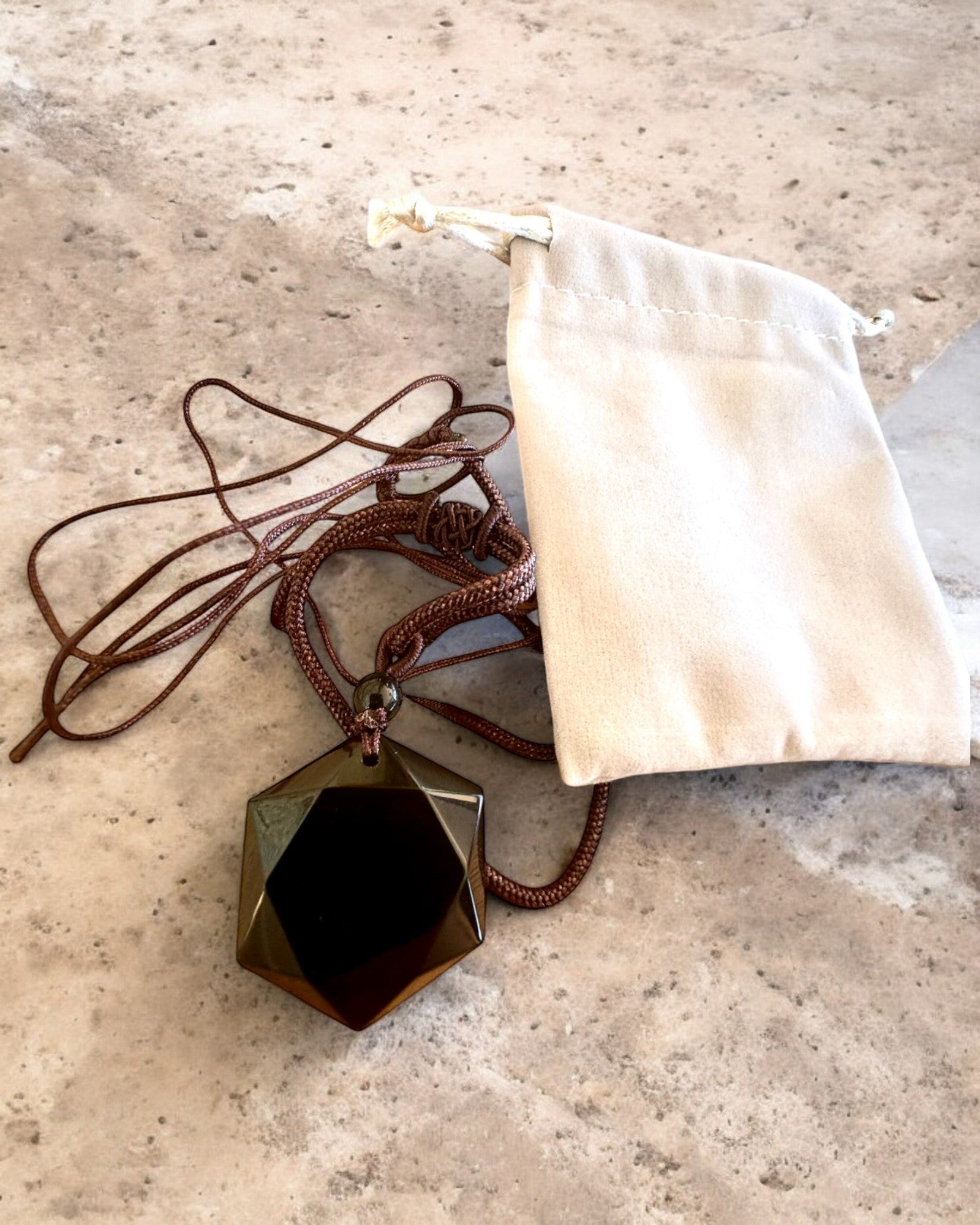 Amulett av svart obsidian "Davidsstjärna", möjlighet till personlig gravyr som present