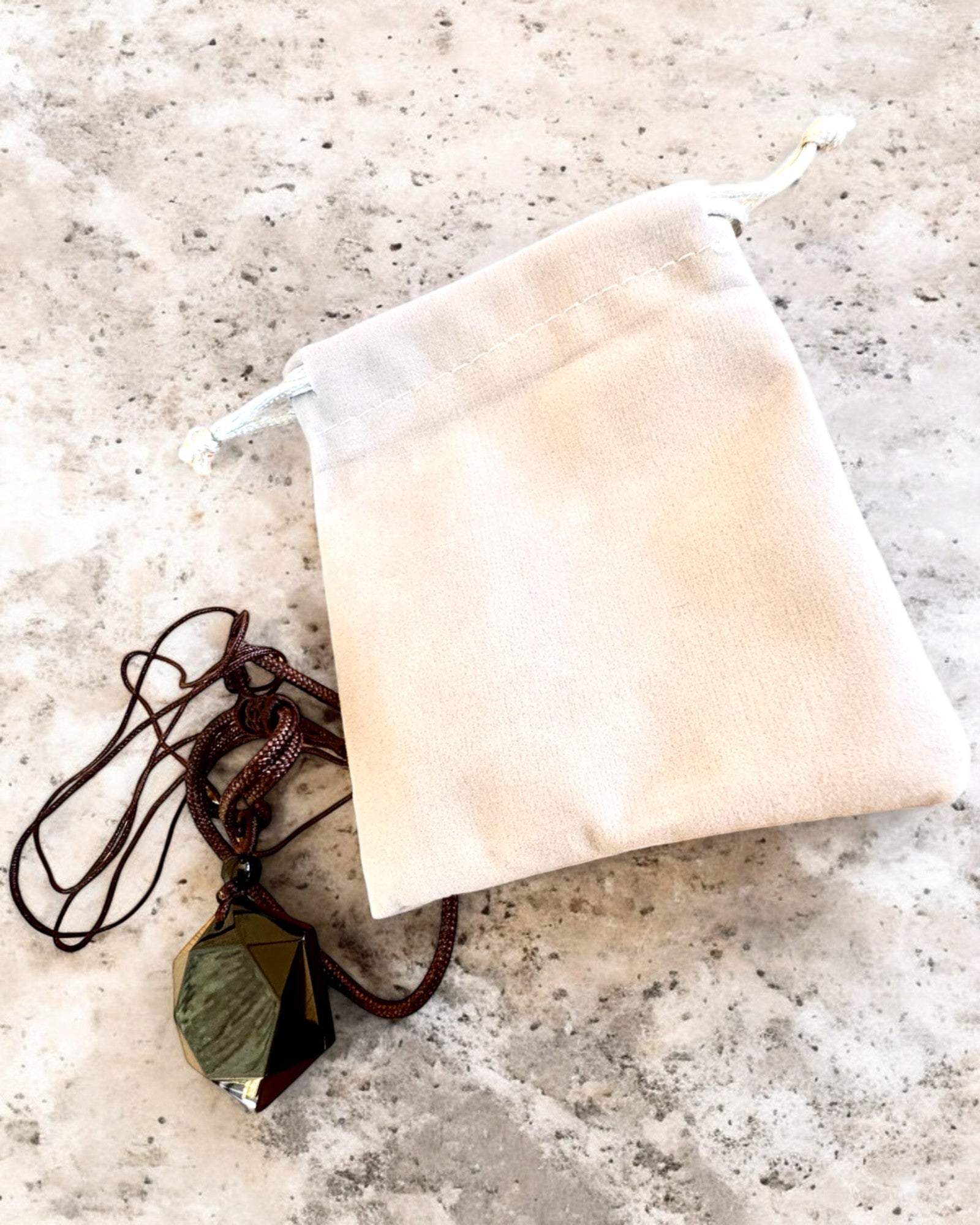 Amulett av svart obsidian "Davidsstjärna", möjlighet till personlig gravyr som present