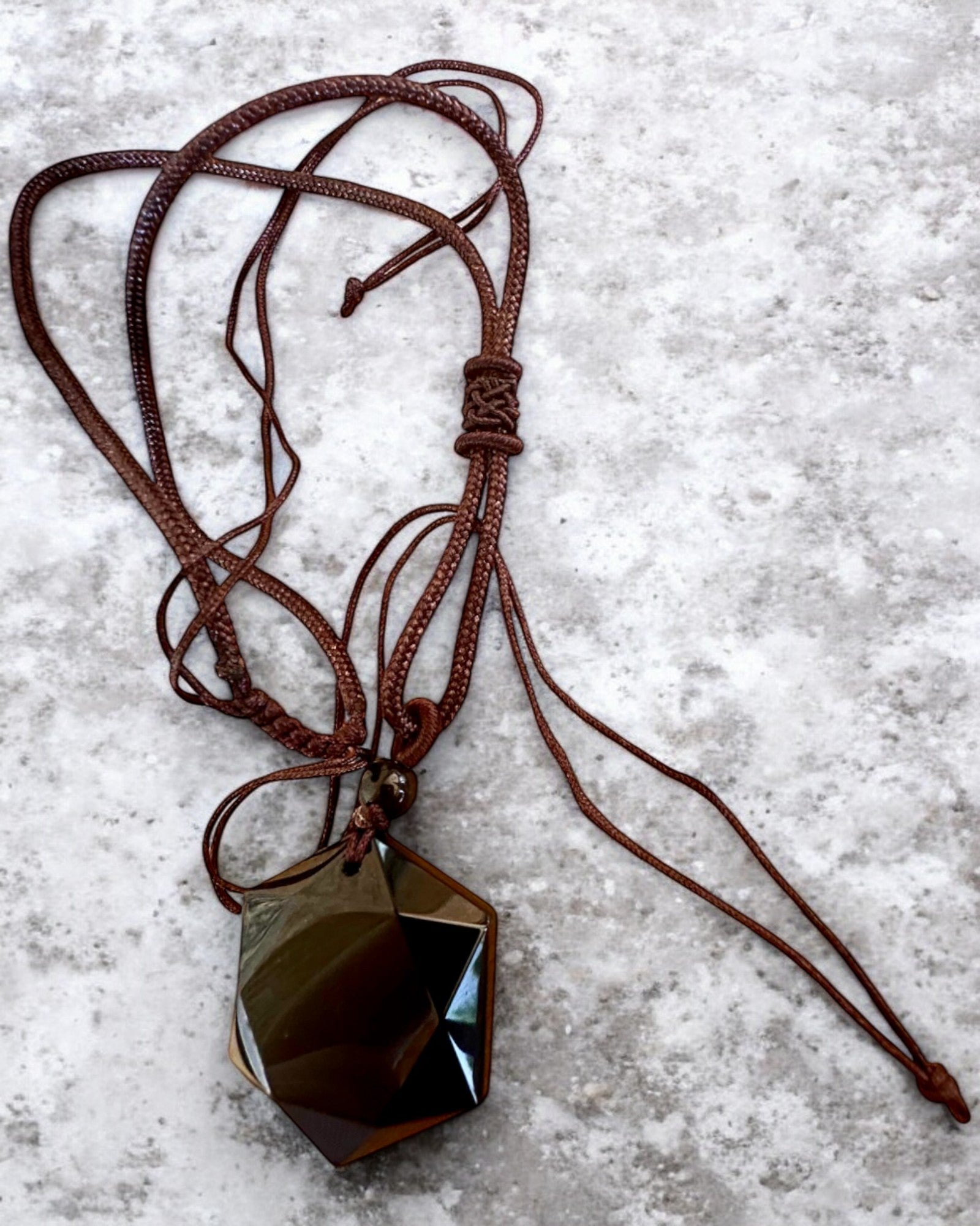 Amulett av svart obsidian "Davidsstjärna", möjlighet till personlig gravyr som present