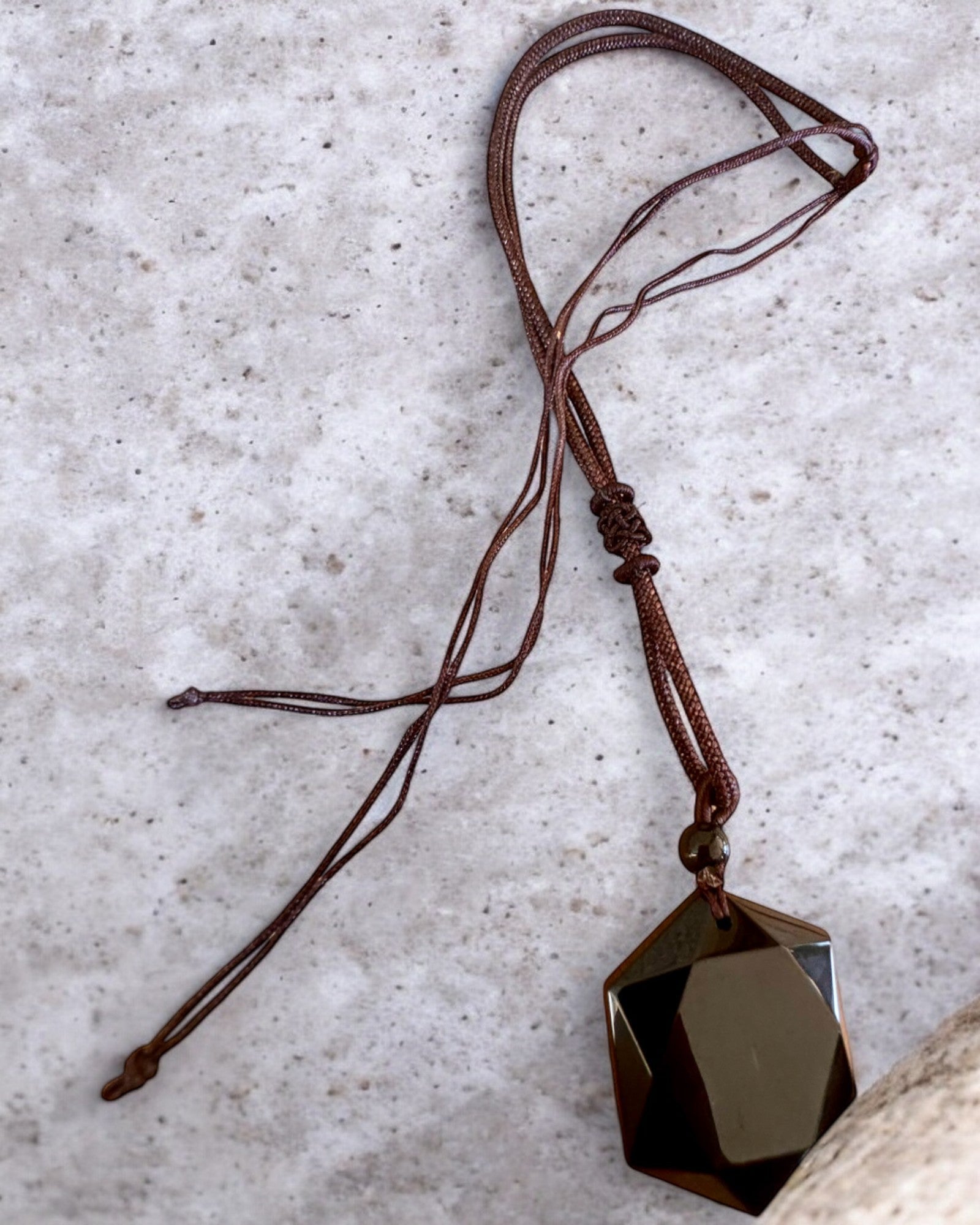 Amulett av svart obsidian "Davidsstjärna", möjlighet till personlig gravyr som present