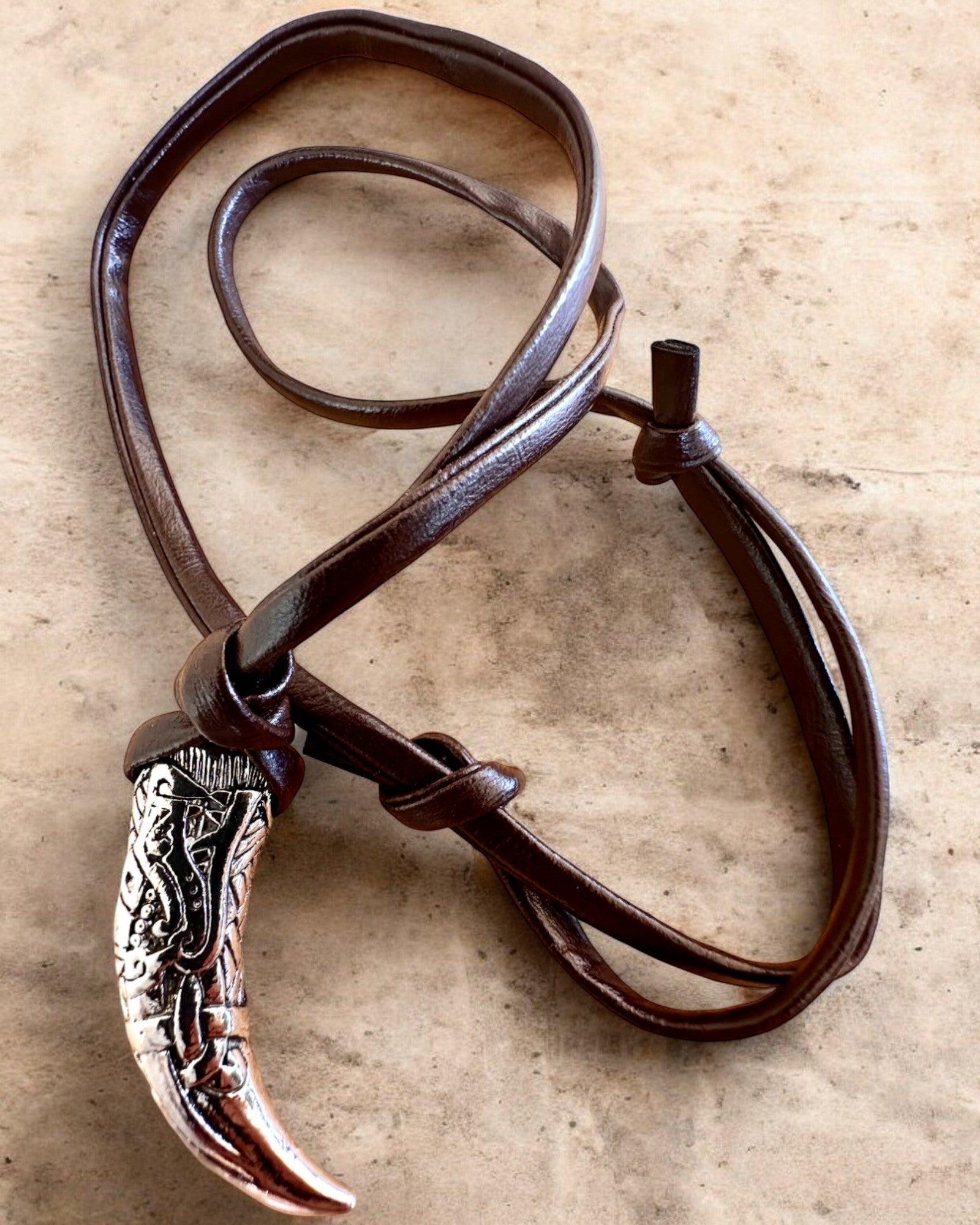 Wilczy Kieł i rostfritt stål – Amulett av Mod, halsband med möjlighet till personlig gravyr som present