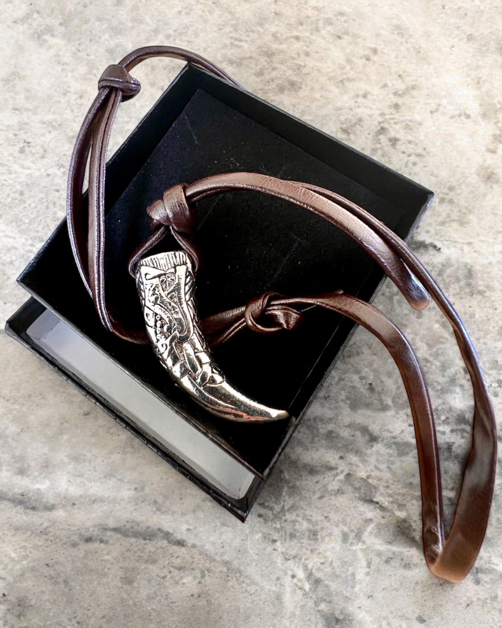 Wilczy Kieł i rostfritt stål – Amulett av Mod, halsband med möjlighet till personlig gravyr som present