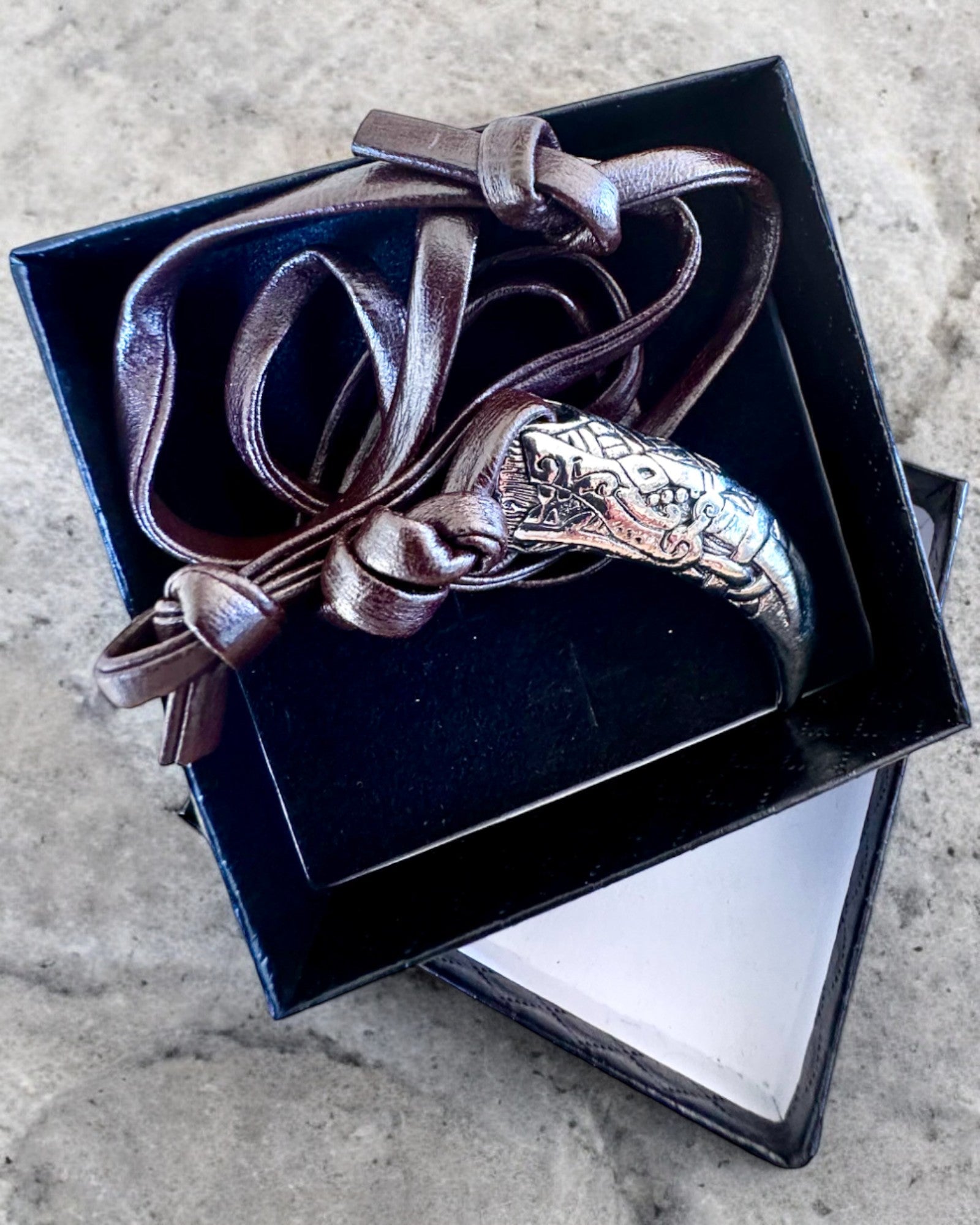 Wilczy Kieł i rostfritt stål – Amulett av Mod, halsband med möjlighet till personlig gravyr som present