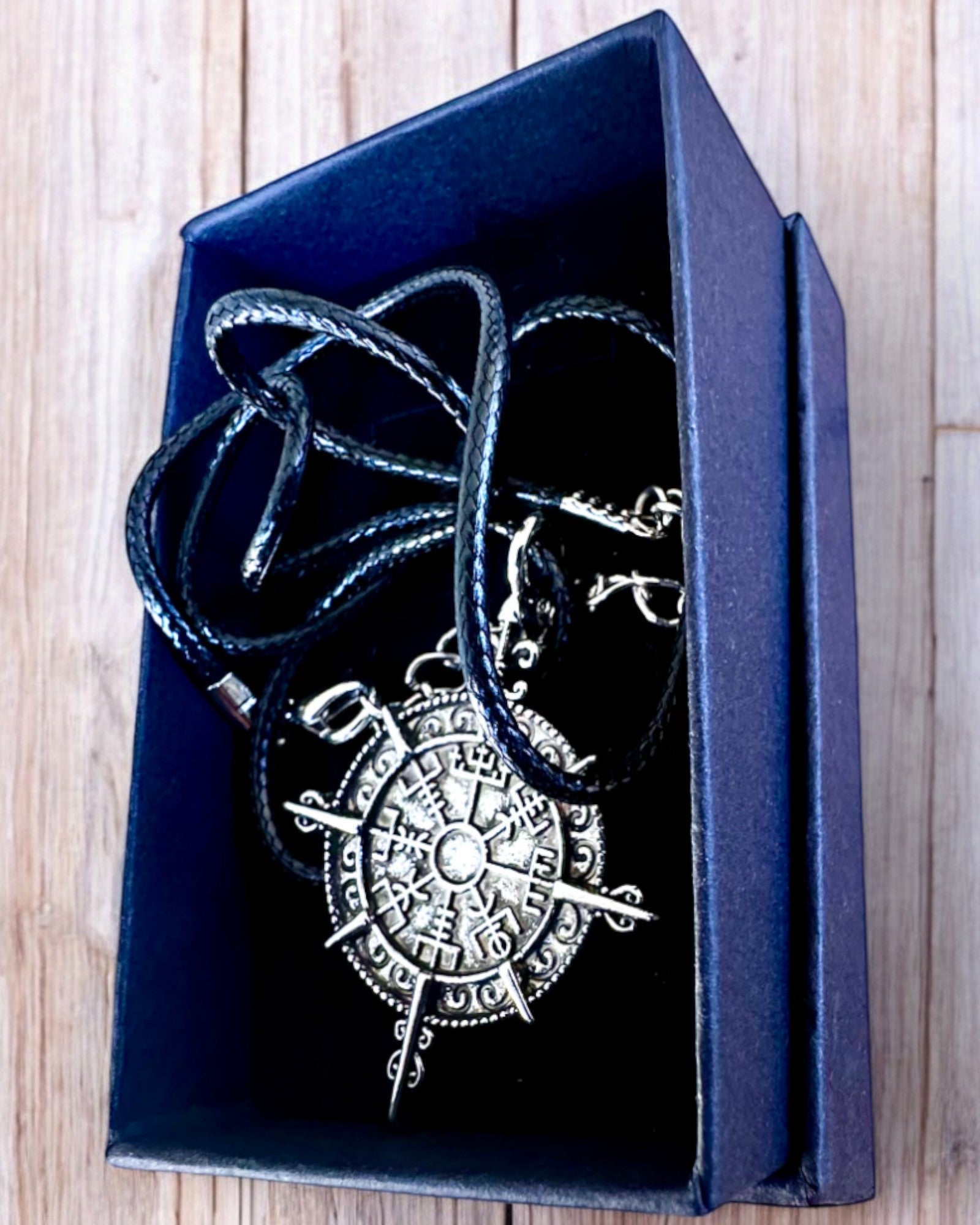 Amulett Nordens Krigare - Vikingkompass, möjlighet till personlig gravyr som present, 2 varianter att välja mellan