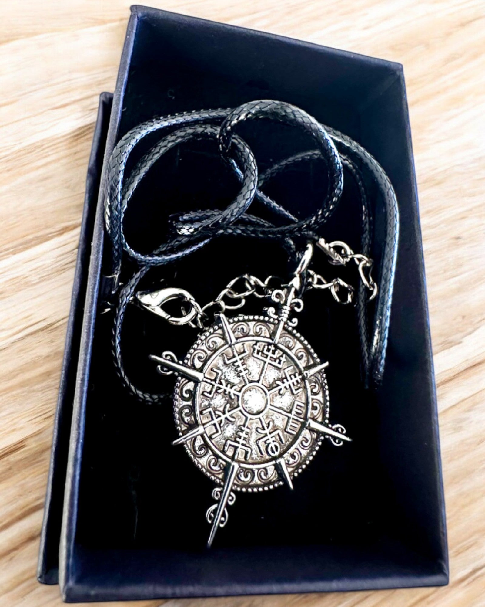 Amulett Nordens Krigare - Vikingkompass, möjlighet till personlig gravyr som present, 2 varianter att välja mellan