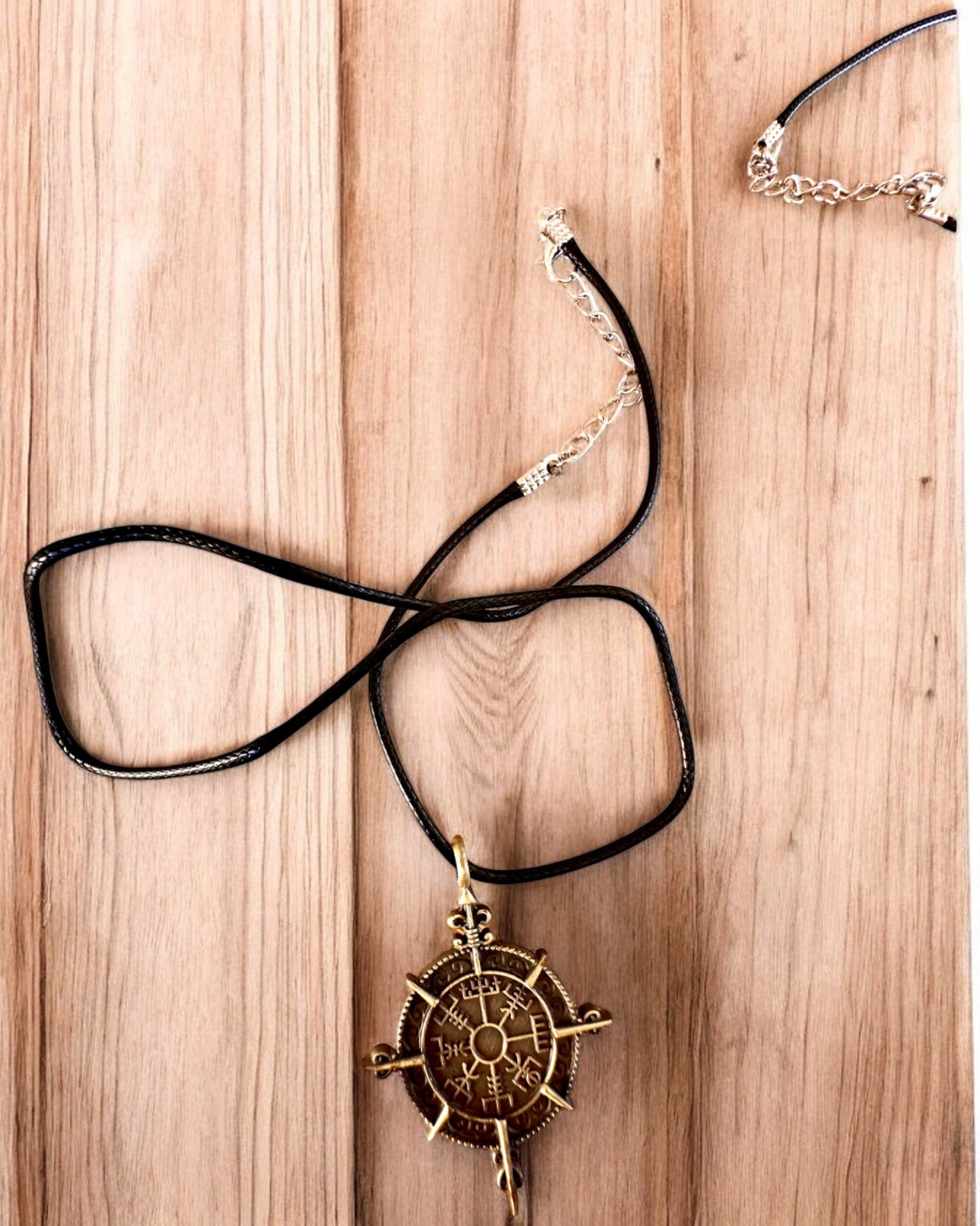 Amulett Nordens Krigare - Vikingkompass, möjlighet till personlig gravyr som present, 2 varianter att välja mellan