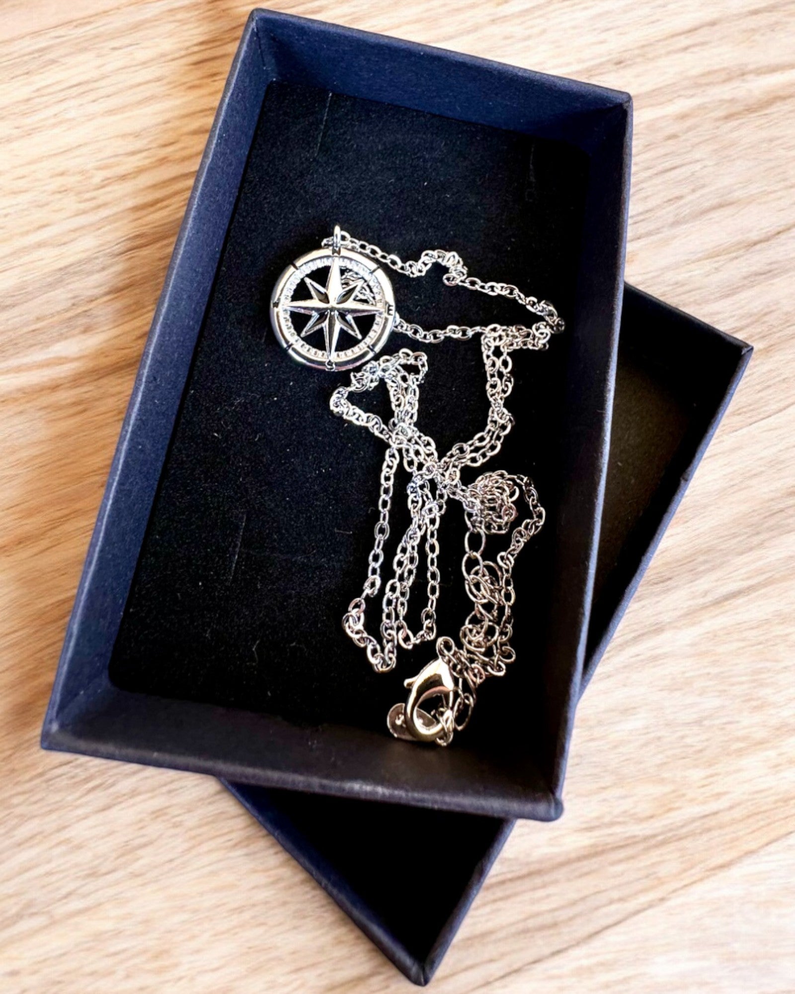 Srebrigt Halsband med Liten symbol - "Resenärens" Kompass, möjlighet till personlig gravyr som present